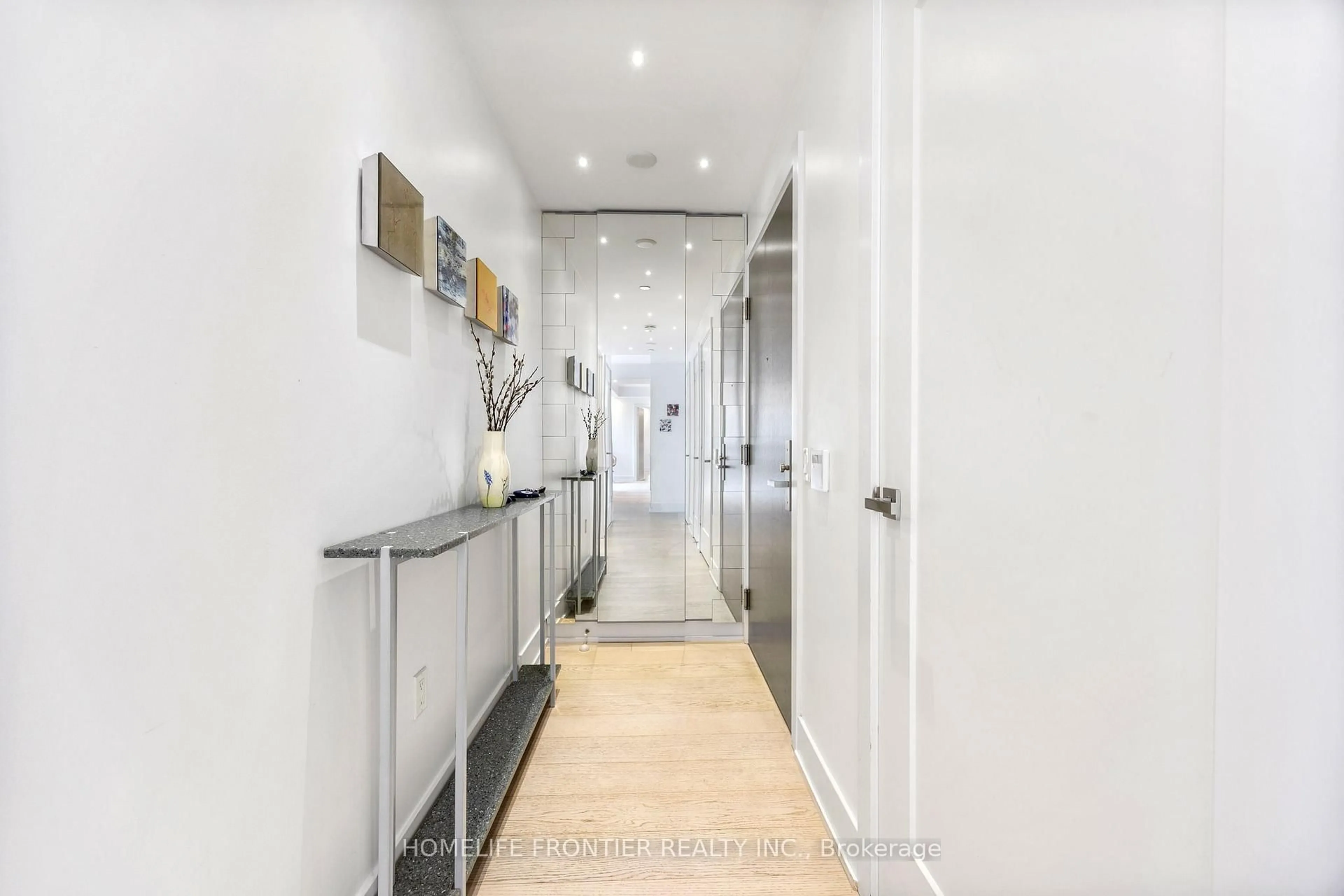 Indoor foyer for 6 Jackes Ave #401, Toronto Ontario M4T 0A5
