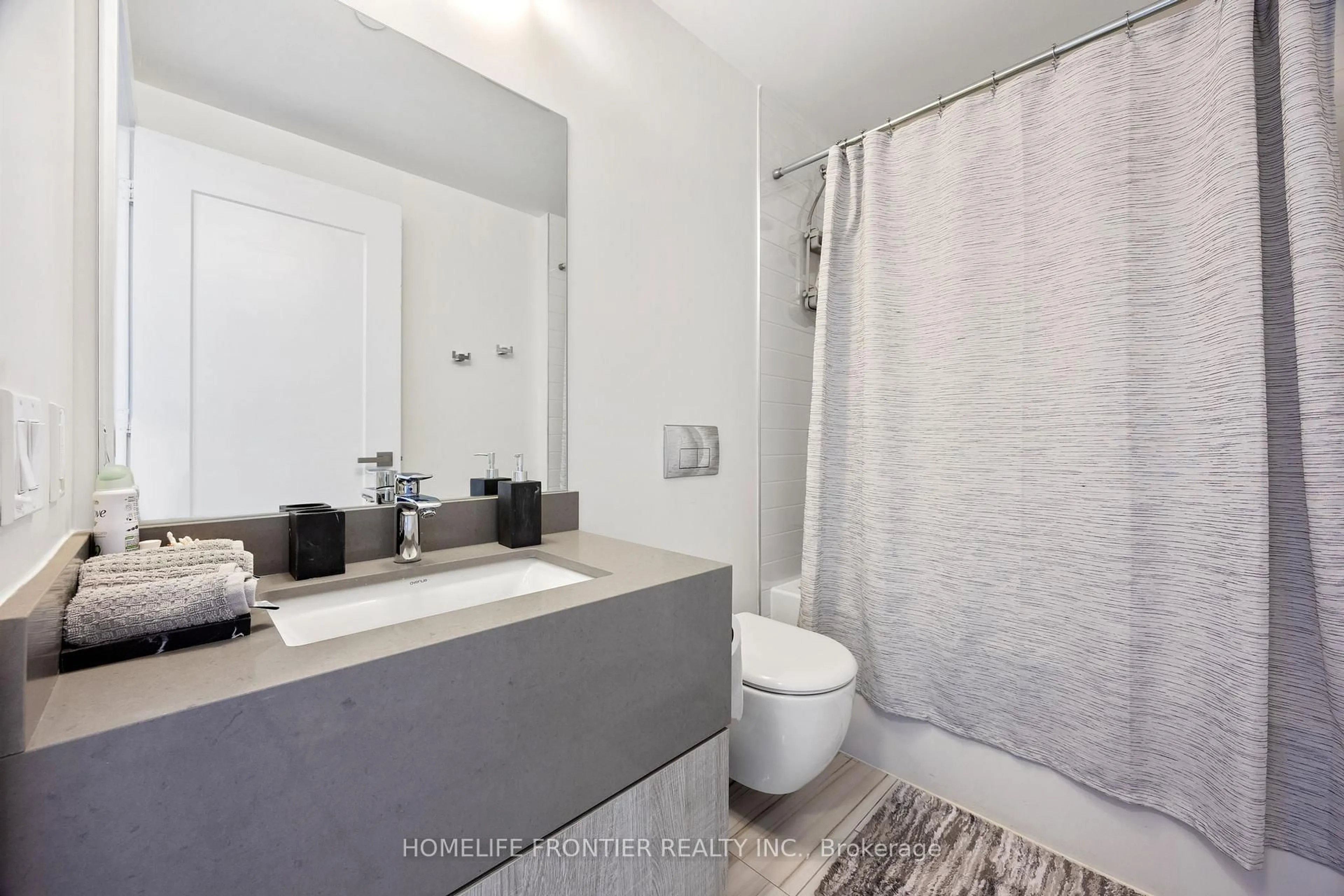 Standard bathroom, ceramic/tile floor for 6 Jackes Ave #401, Toronto Ontario M4T 0A5