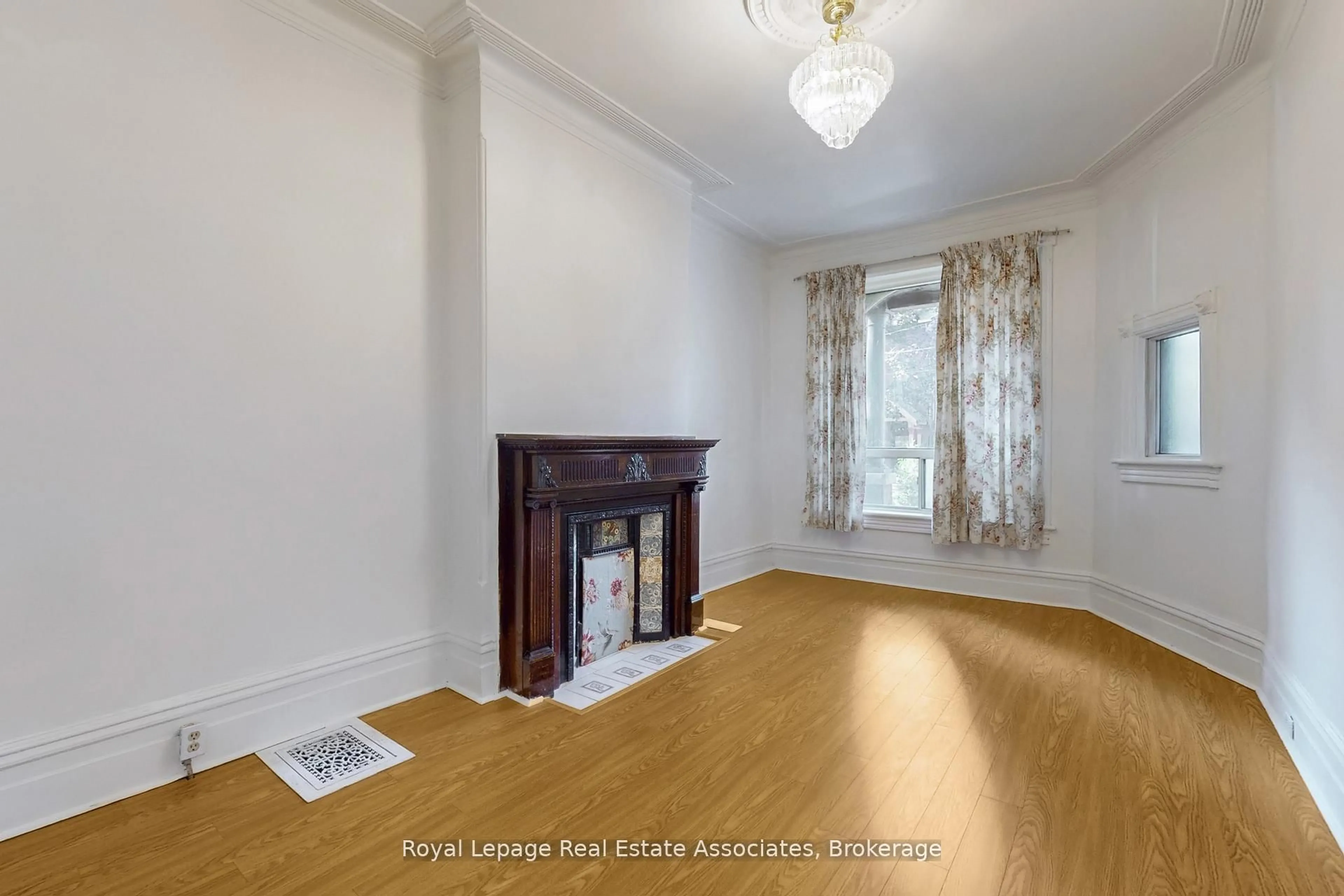 A pic of a room for 143 Seaton St, Toronto Ontario M5A 2T2