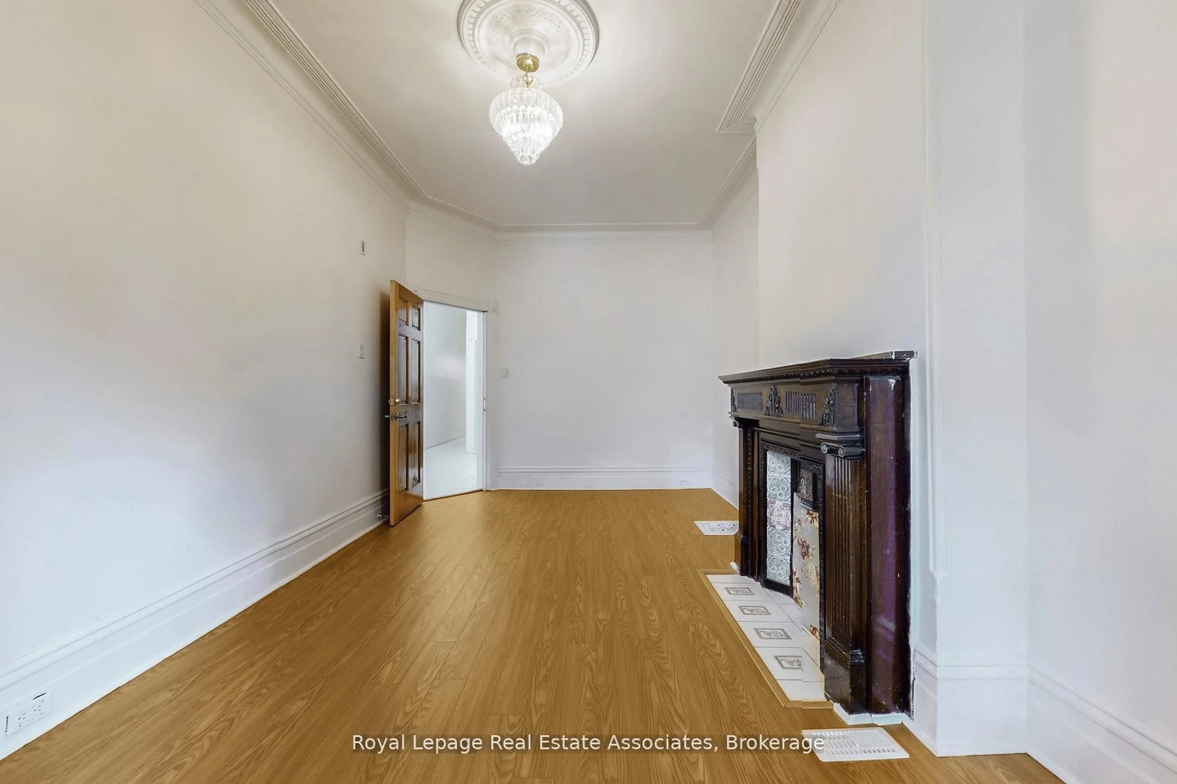 A pic of a room for 143 Seaton St, Toronto Ontario M5A 2T2