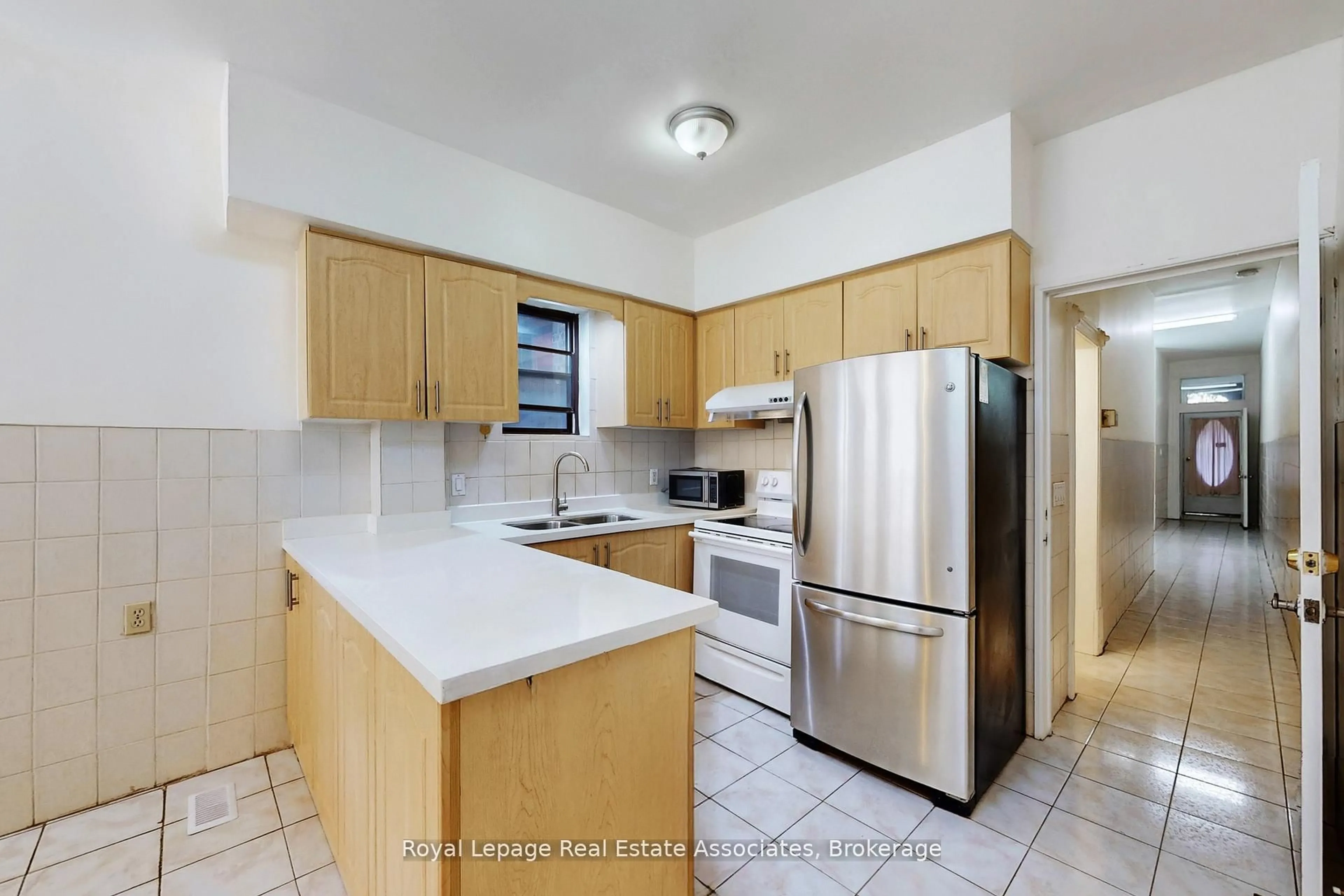 Standard kitchen, unknown for 143 Seaton St, Toronto Ontario M5A 2T2