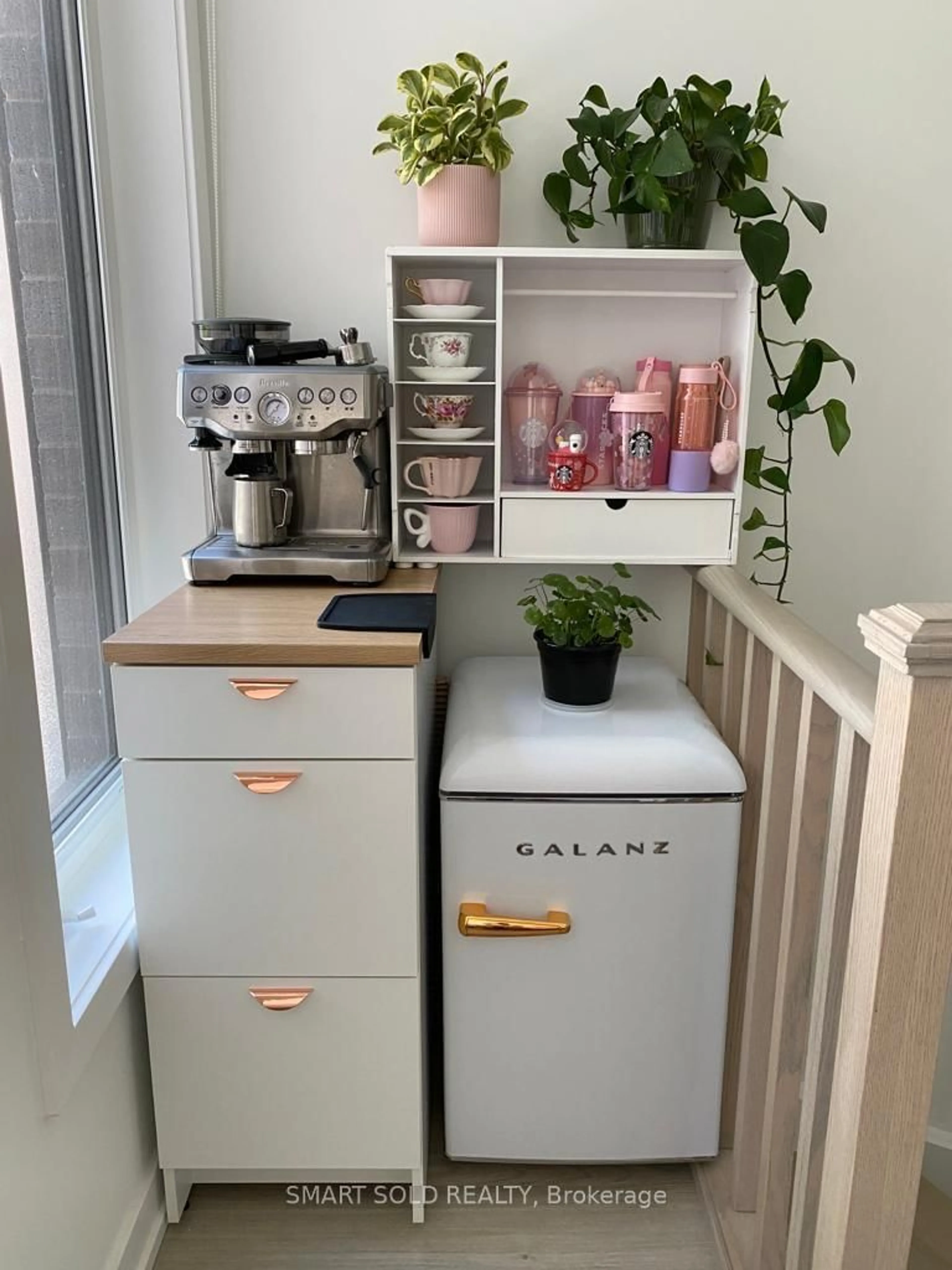 Standard kitchen, unknown for 51 Winlock Park #24, Toronto Ontario M2M 0B8