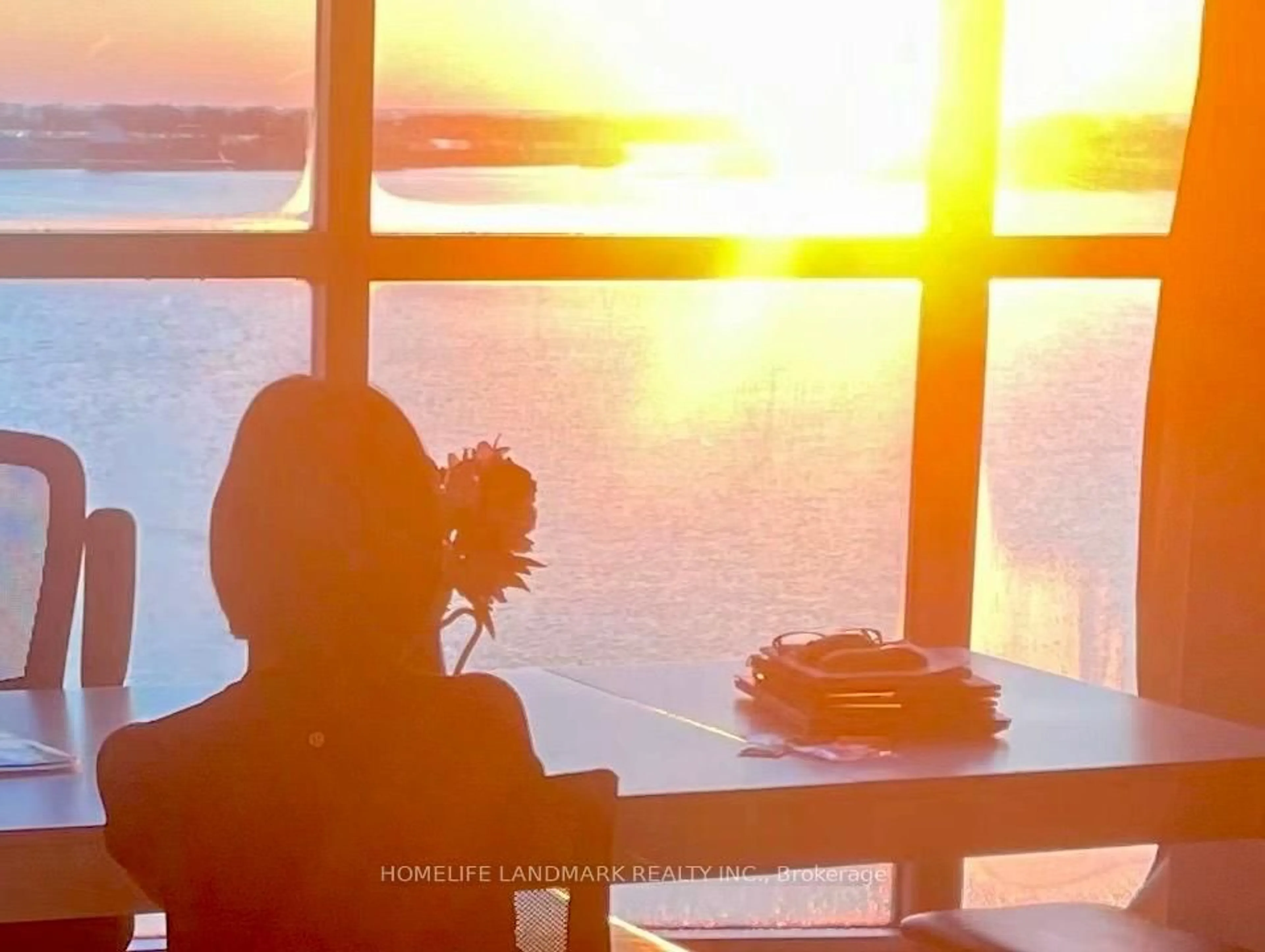 Blurry image for 99 Harbour Sq #1505, Toronto Ontario M5J 2H2