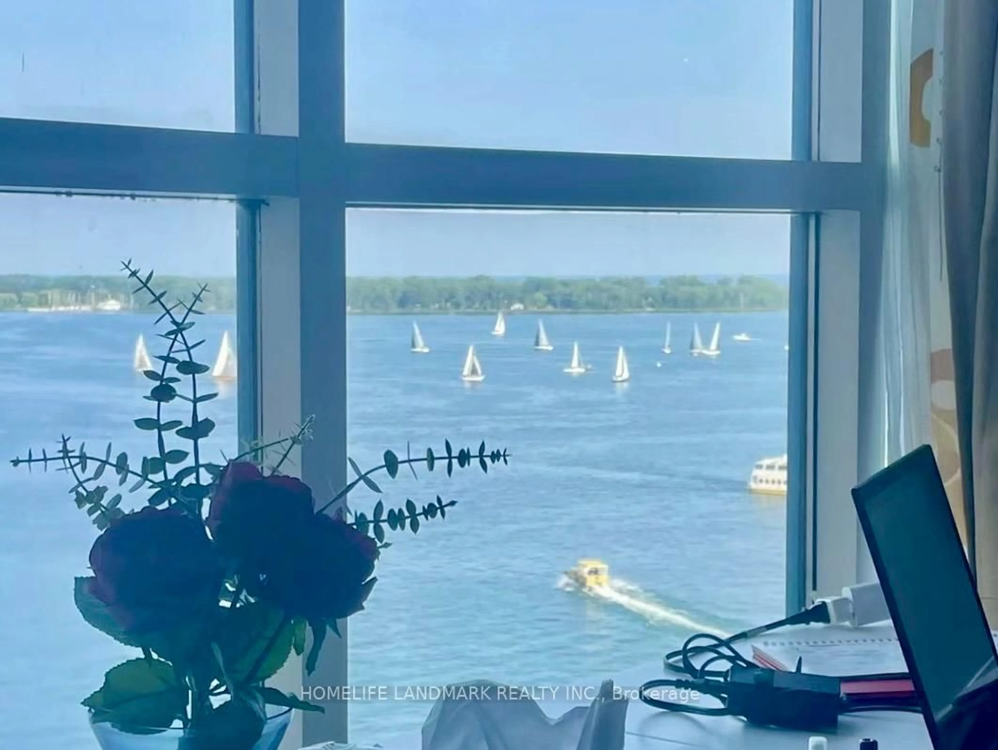 A pic of a room for 99 Harbour Sq #1505, Toronto Ontario M5J 2H2