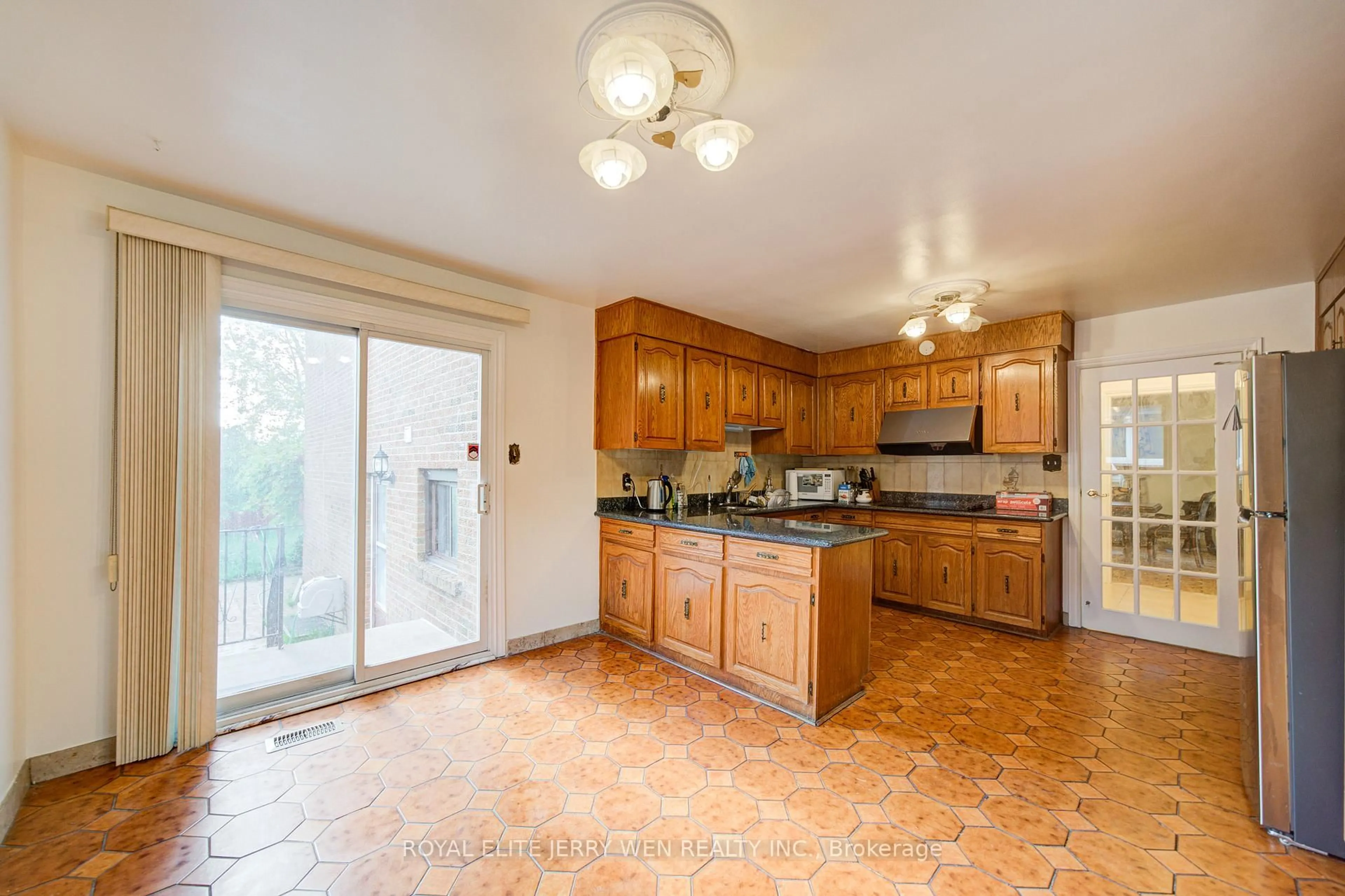 Standard kitchen, ceramic/tile floor for 2908 Victoria Park Ave, Toronto Ontario M2J 4B1