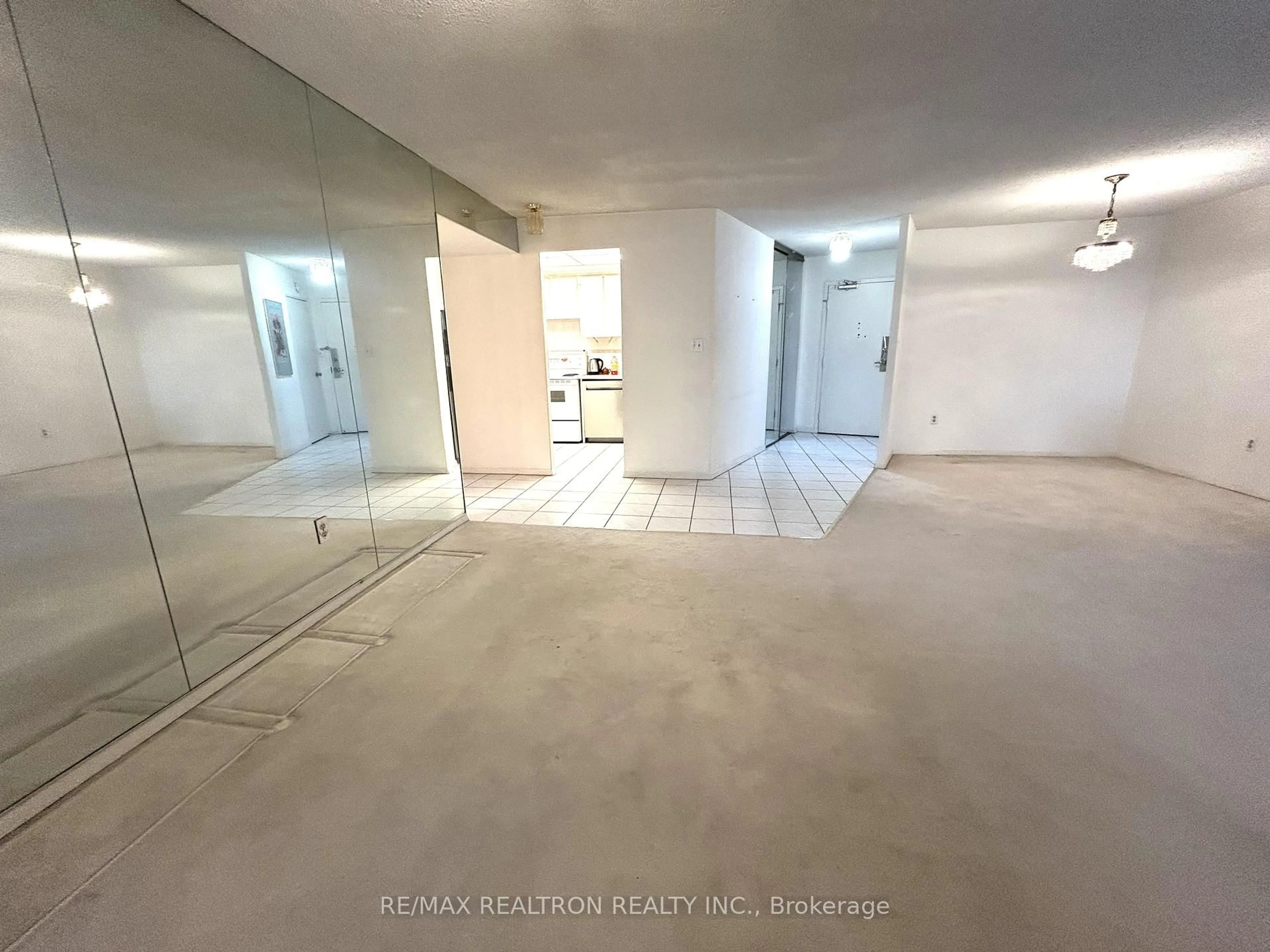 Indoor foyer for 1201 Steeles Ave #102, Toronto Ontario M2R 3K1