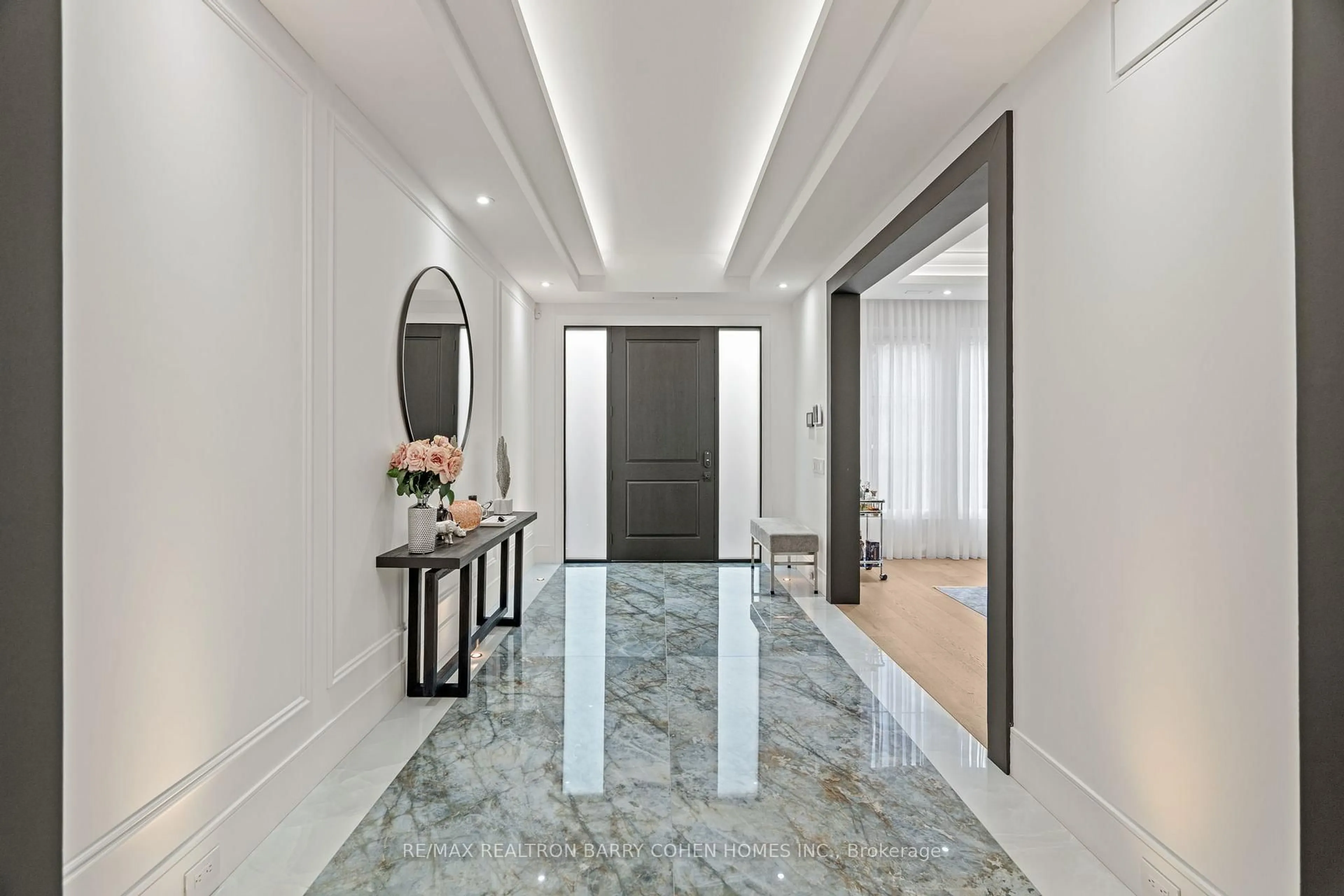 Indoor foyer for 165 Leacrest Rd, Toronto Ontario M4G 1E7