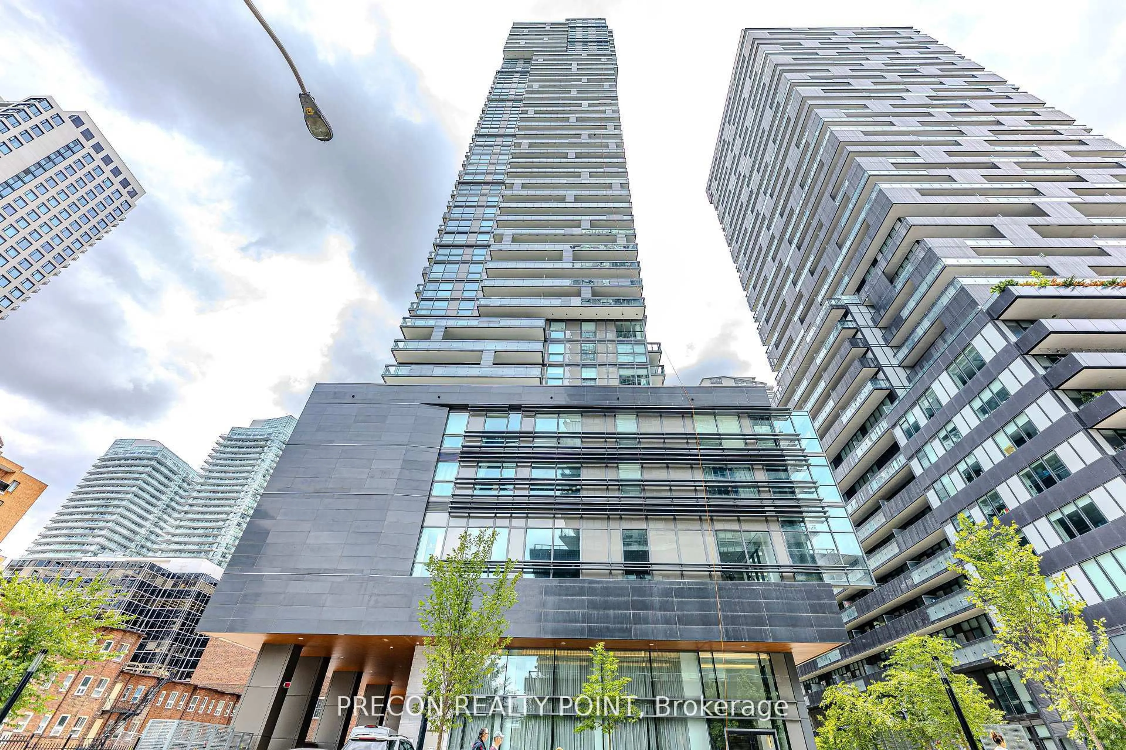 Indoor foyer for 39 Roehampton Ave #1906, Toronto Ontario M4P 0G1