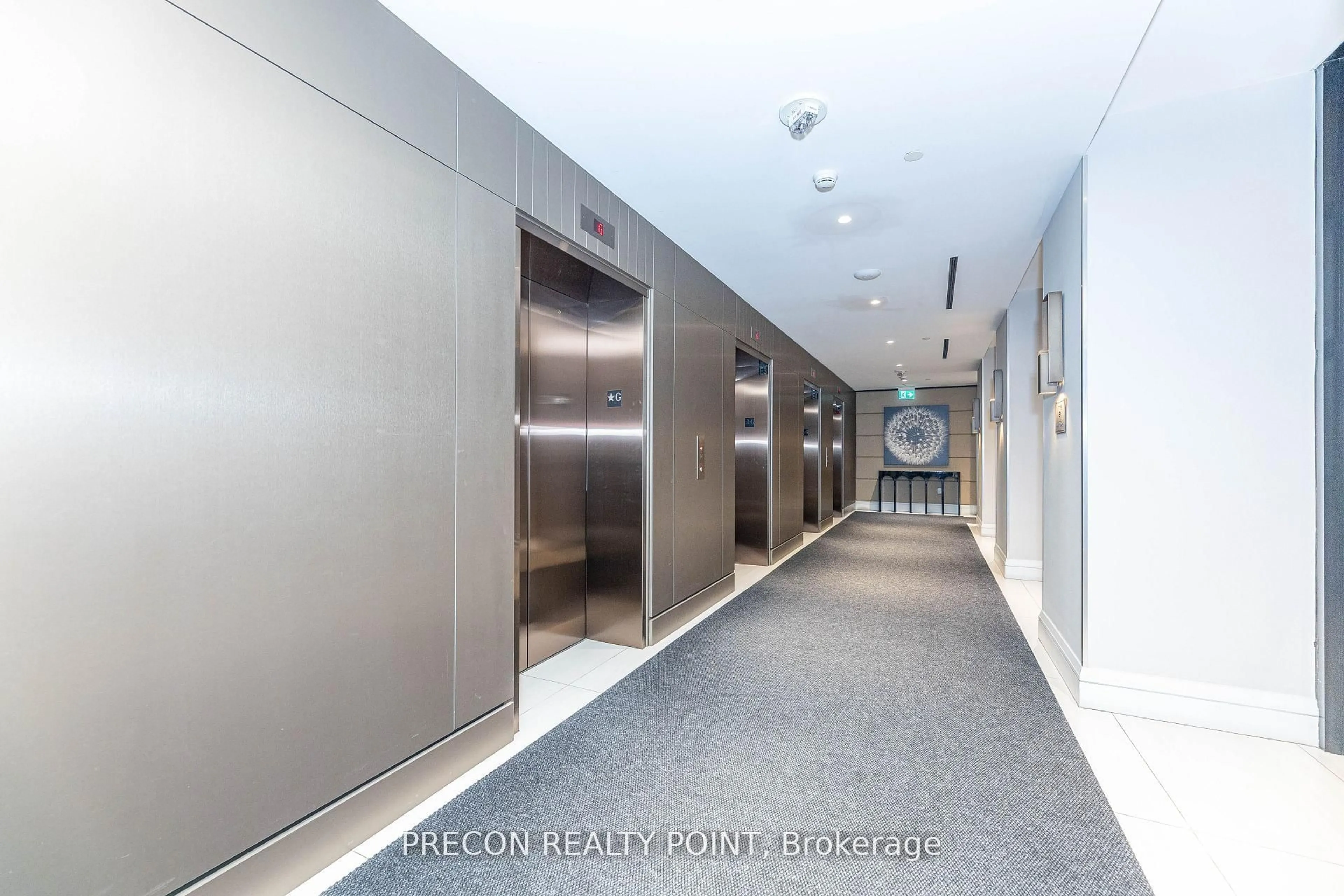 Indoor foyer for 39 Roehampton Ave #1906, Toronto Ontario M4P 0G1