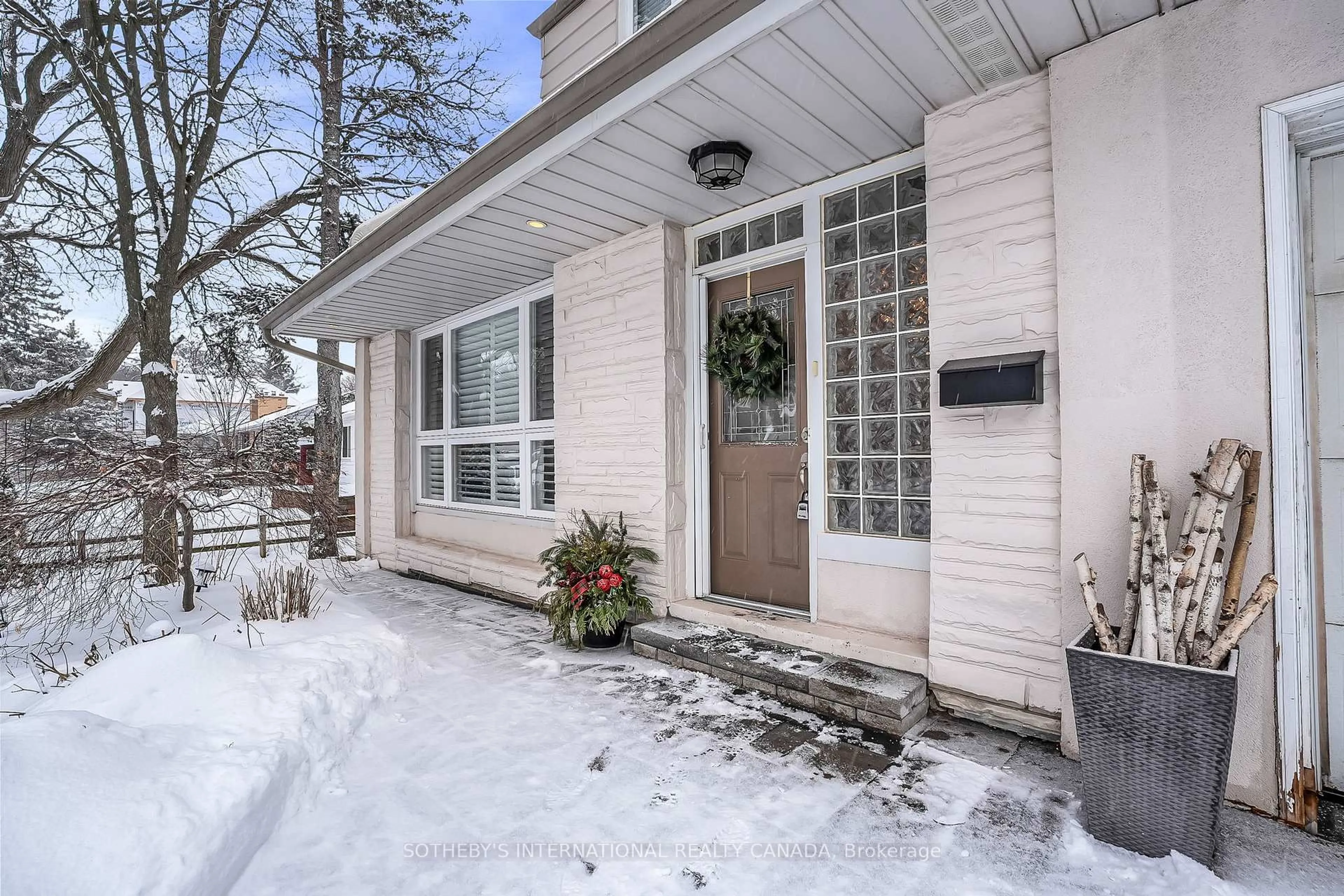 Indoor entryway for 15 Addison Cres, Toronto Ontario M3B 1K7