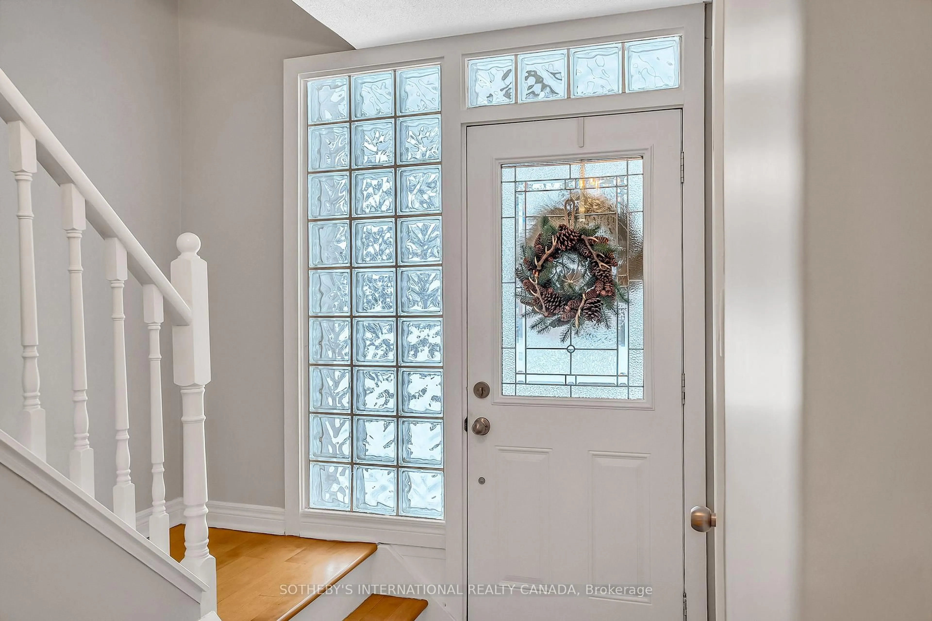 Indoor entryway for 15 Addison Cres, Toronto Ontario M3B 1K7