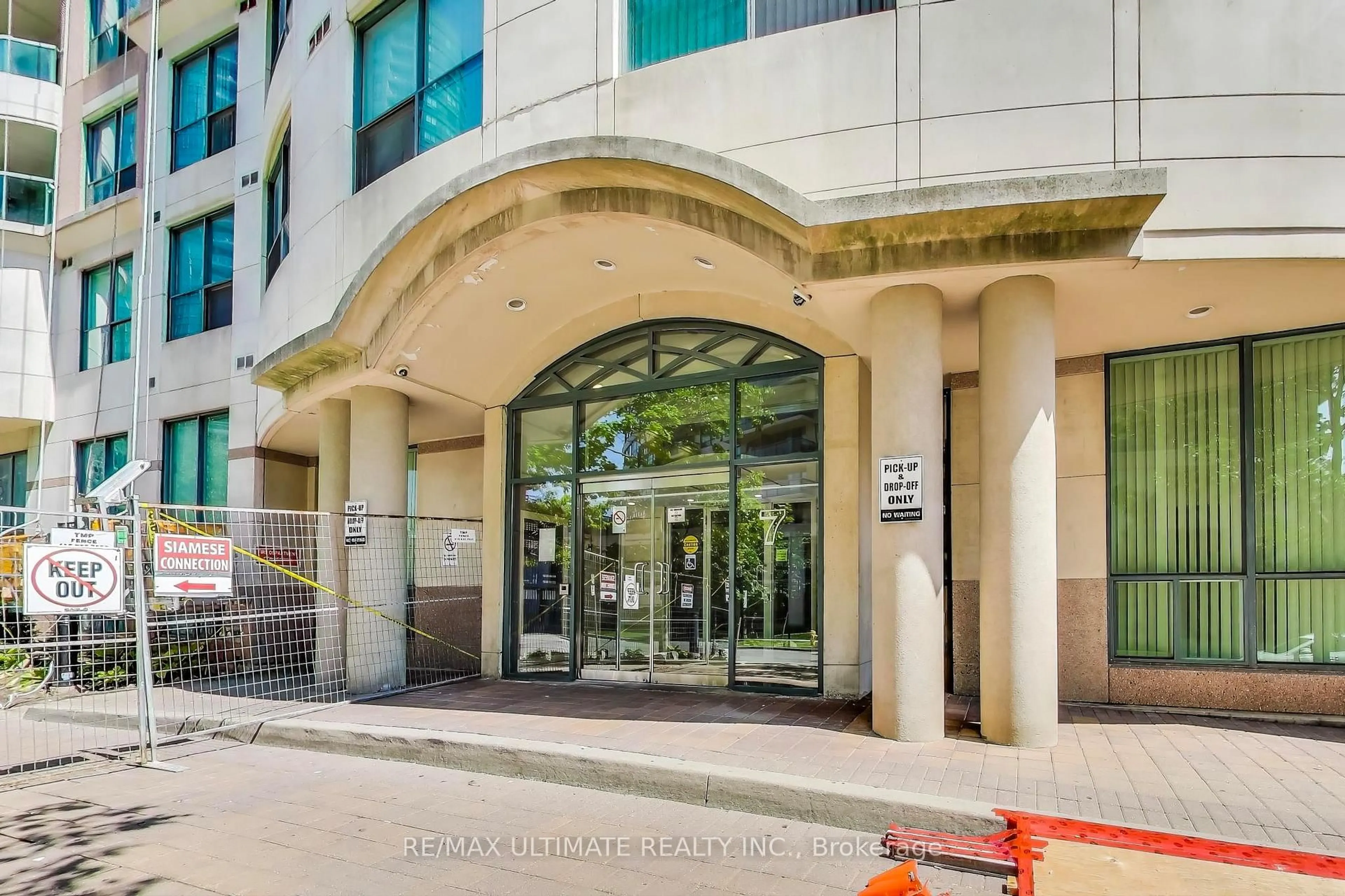 Indoor foyer for 7 Lorraine Dr #710, Toronto Ontario M2N 7H2