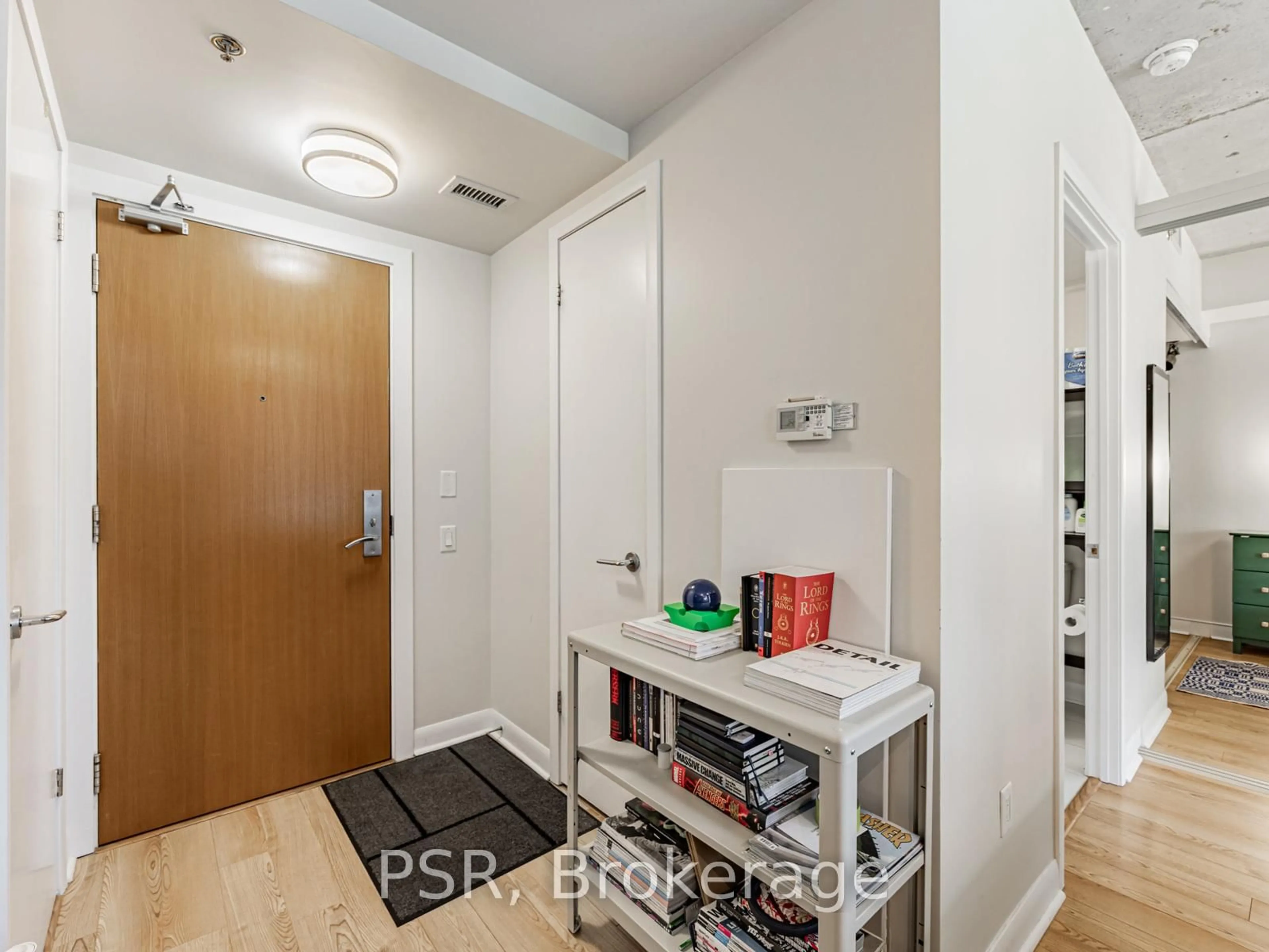 Indoor entryway for 375 King St #801, Toronto Ontario M5V 1K5