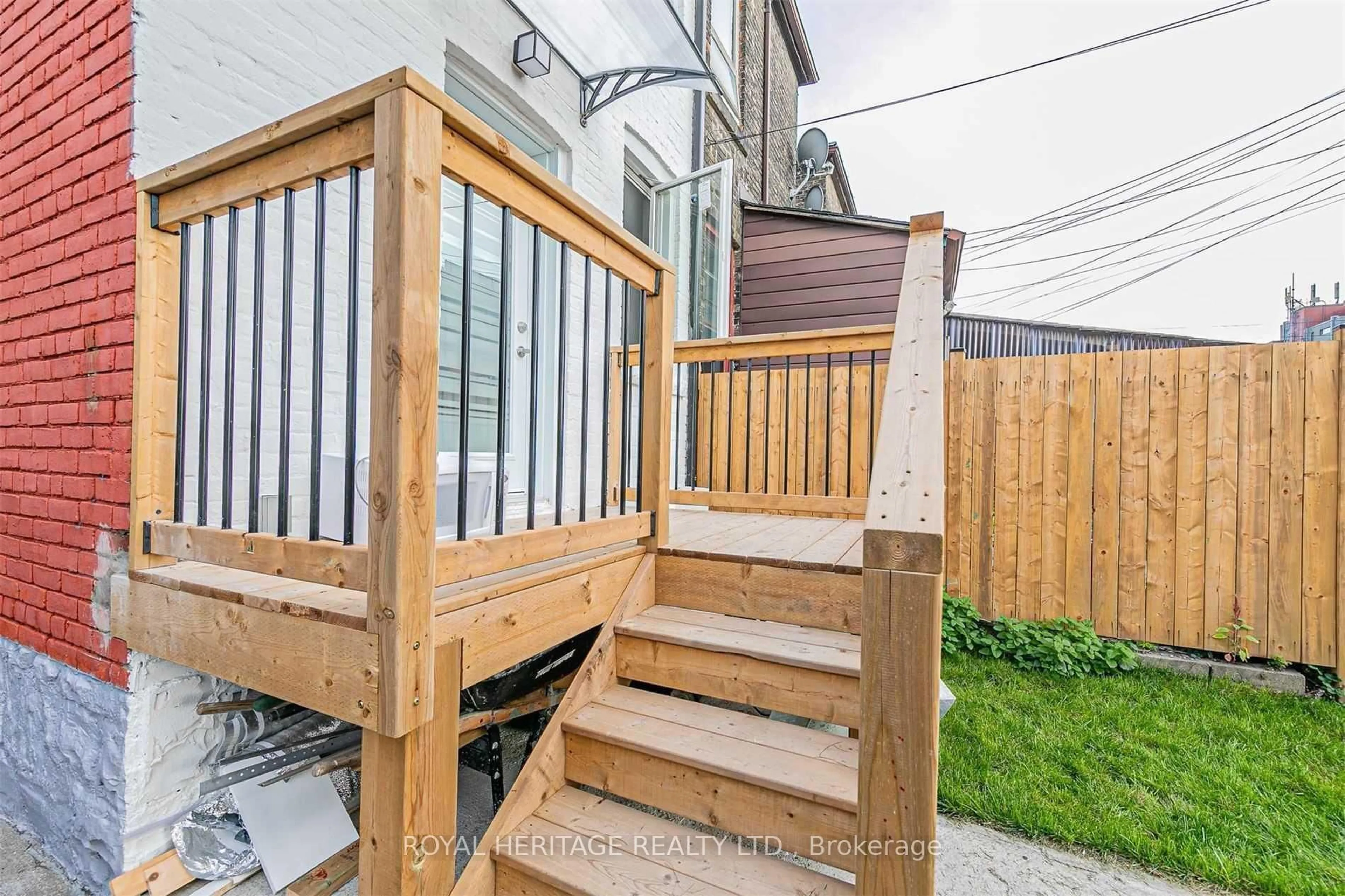 Patio, street for 66a Bellevue Ave, Toronto Ontario M5T 2N4