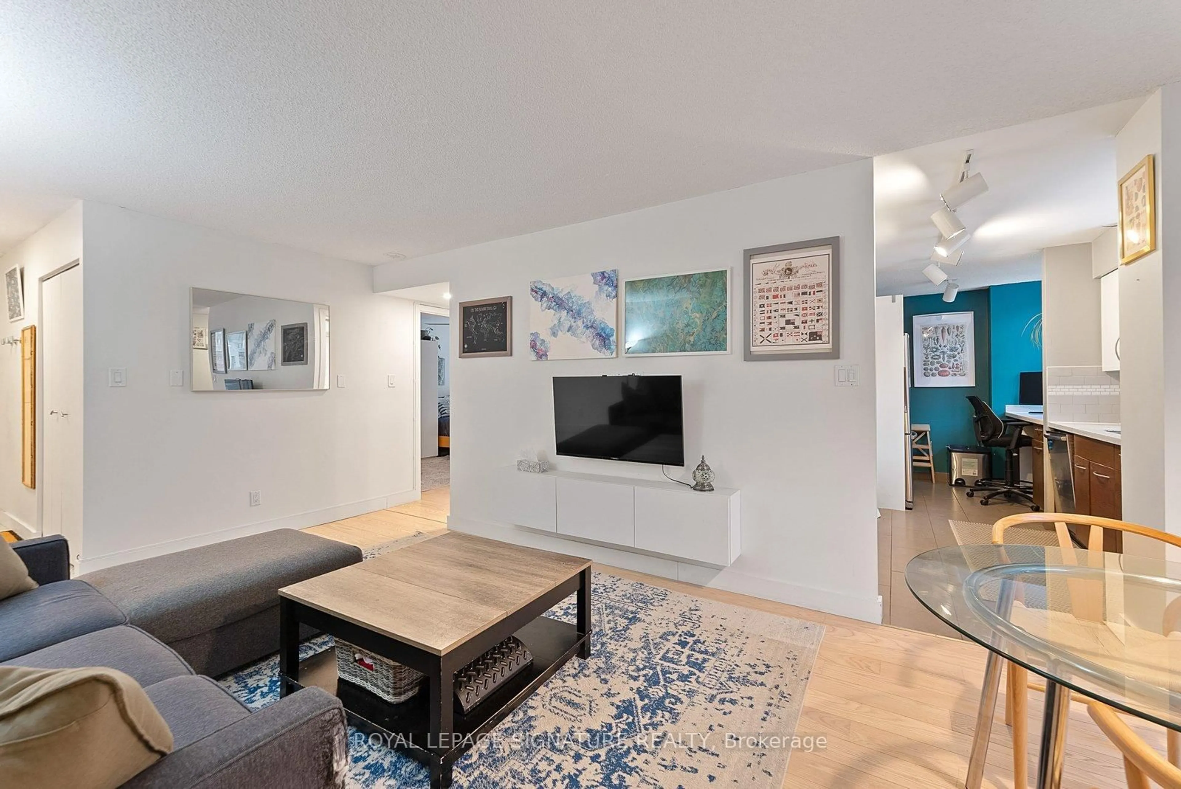 Living room with furniture, unknown for 323 Richmond St #412, Toronto Ontario M5A 4R3