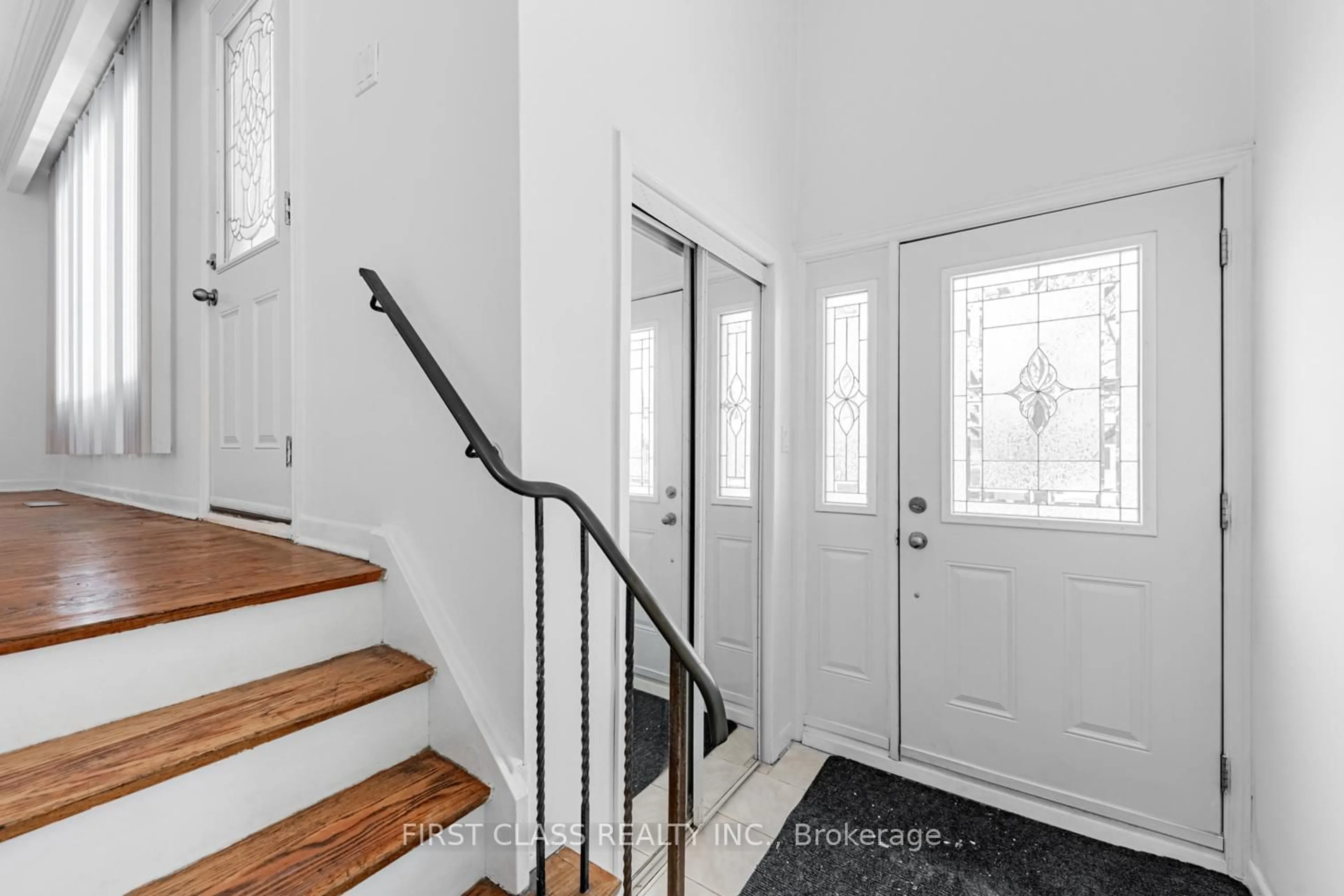 Indoor entryway for 211 Shawnee Circ, Toronto Ontario M2H 2Y3