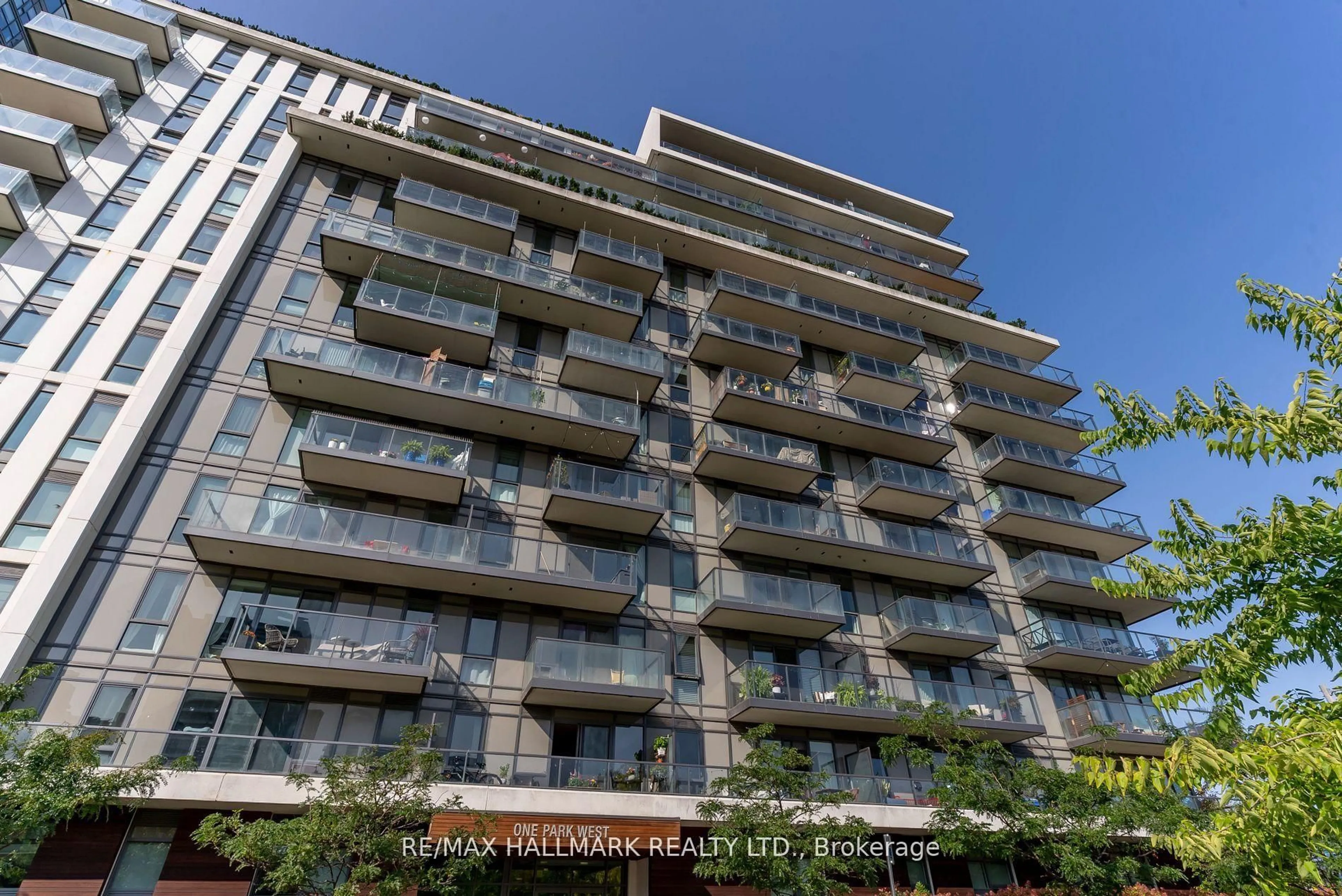 A pic from outside/outdoor area/front of a property/back of a property/a pic from drone, building for 260 Sackville St #813, Toronto Ontario M5A 0B3