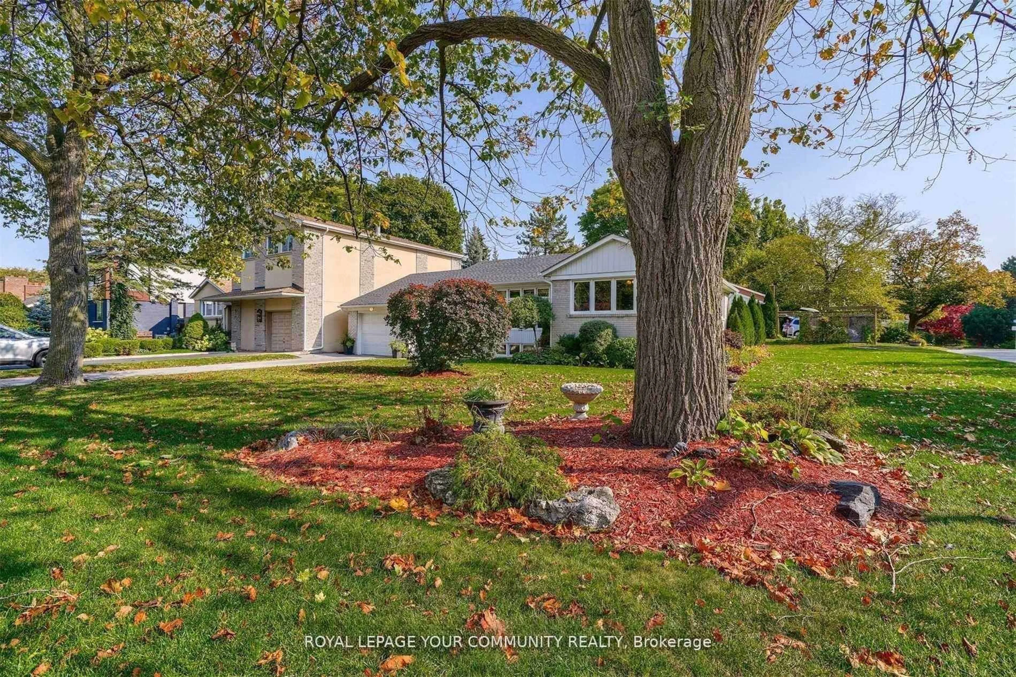 A pic from outside/outdoor area/front of a property/back of a property/a pic from drone, unknown for 1 Yewfield Cres, Toronto Ontario M3B 2Y4