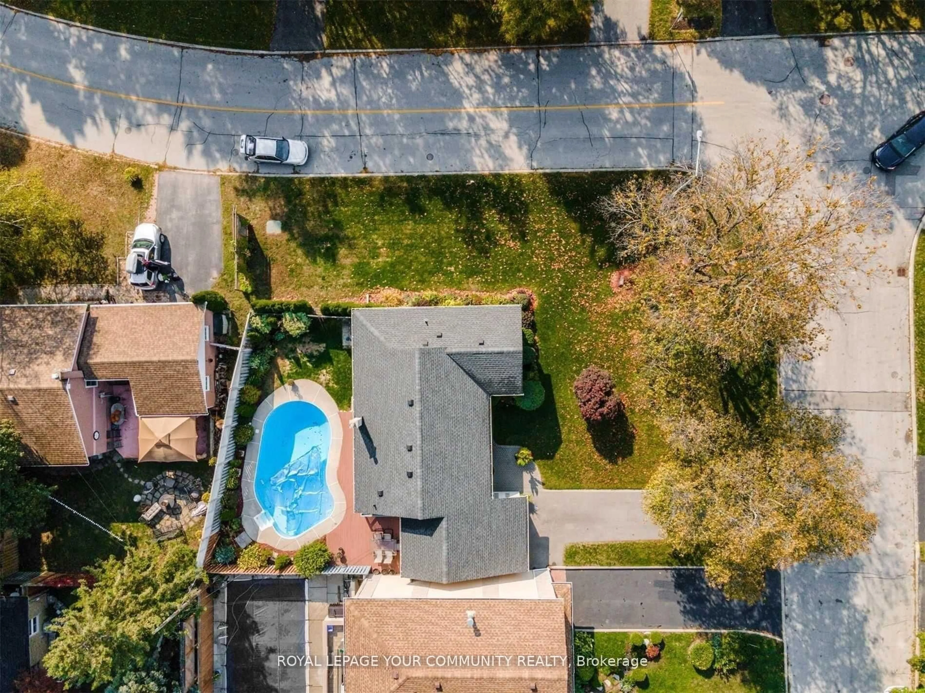 A pic from outside/outdoor area/front of a property/back of a property/a pic from drone, street for 1 Yewfield Cres, Toronto Ontario M3B 2Y4