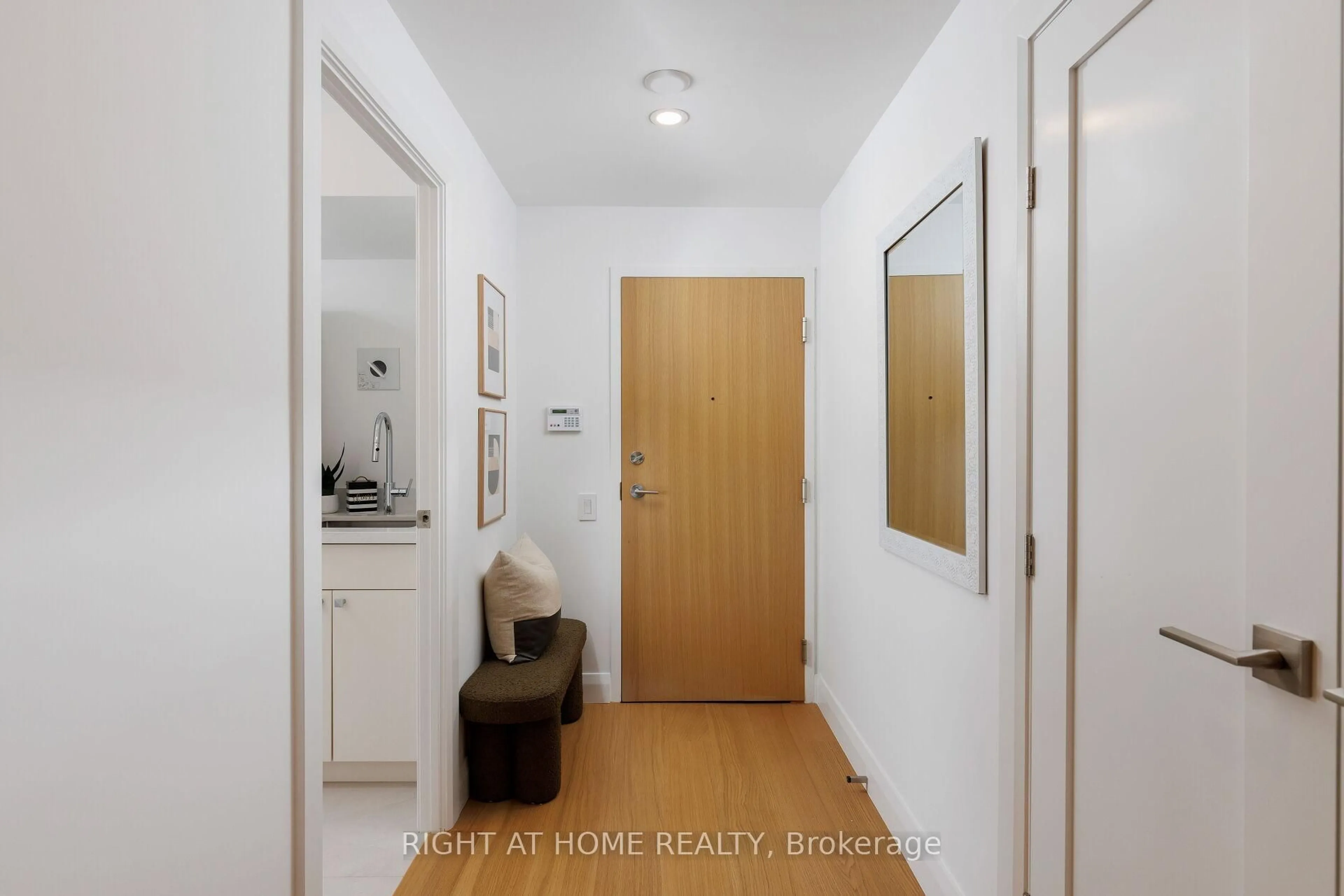 Indoor entryway for 130 Carlton St #1403, Toronto Ontario M5A 4K3