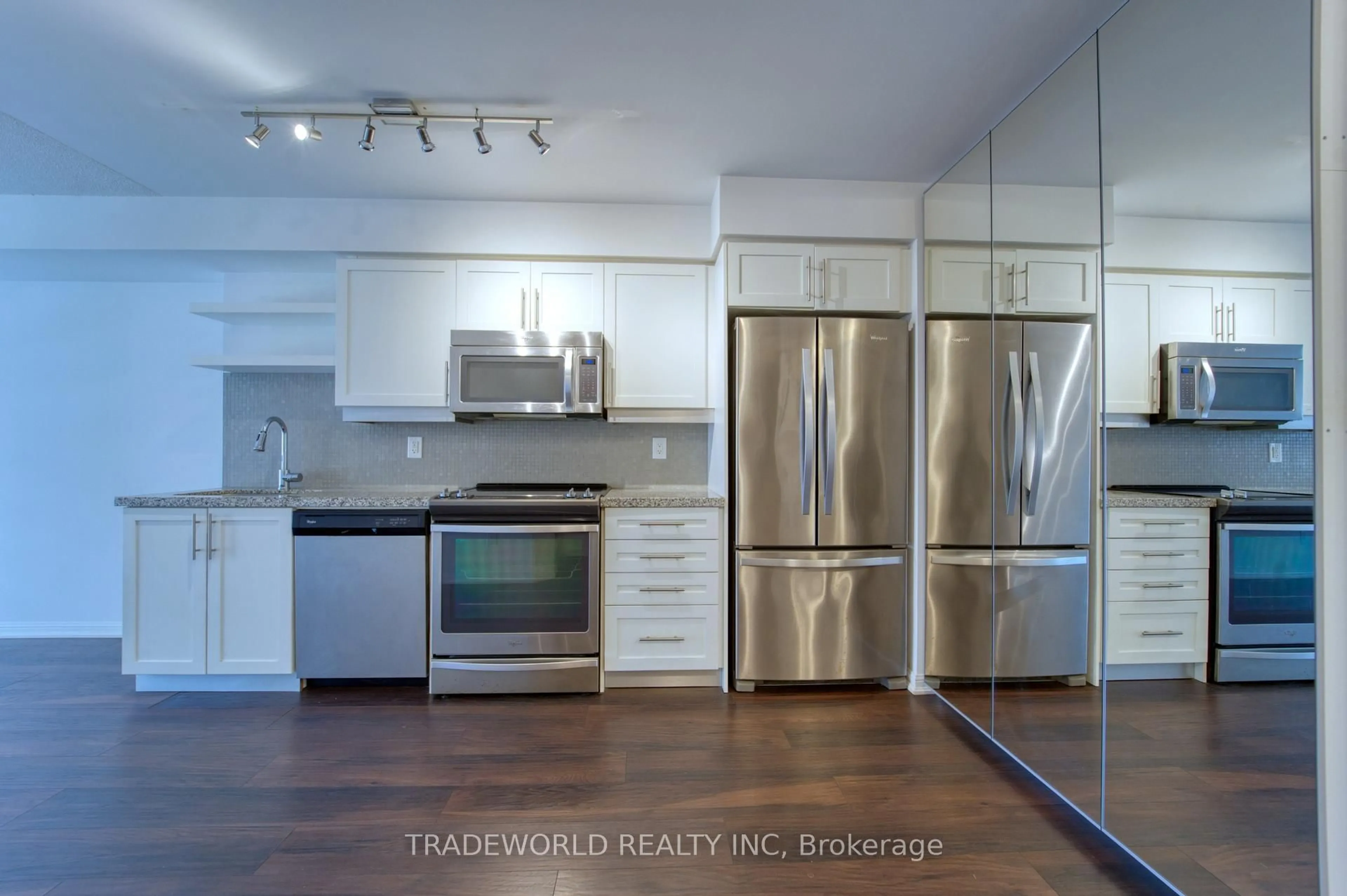 Open concept kitchen, wood/laminate floor for 400 Adelaide St #713, Toronto Ontario M5A 4S3