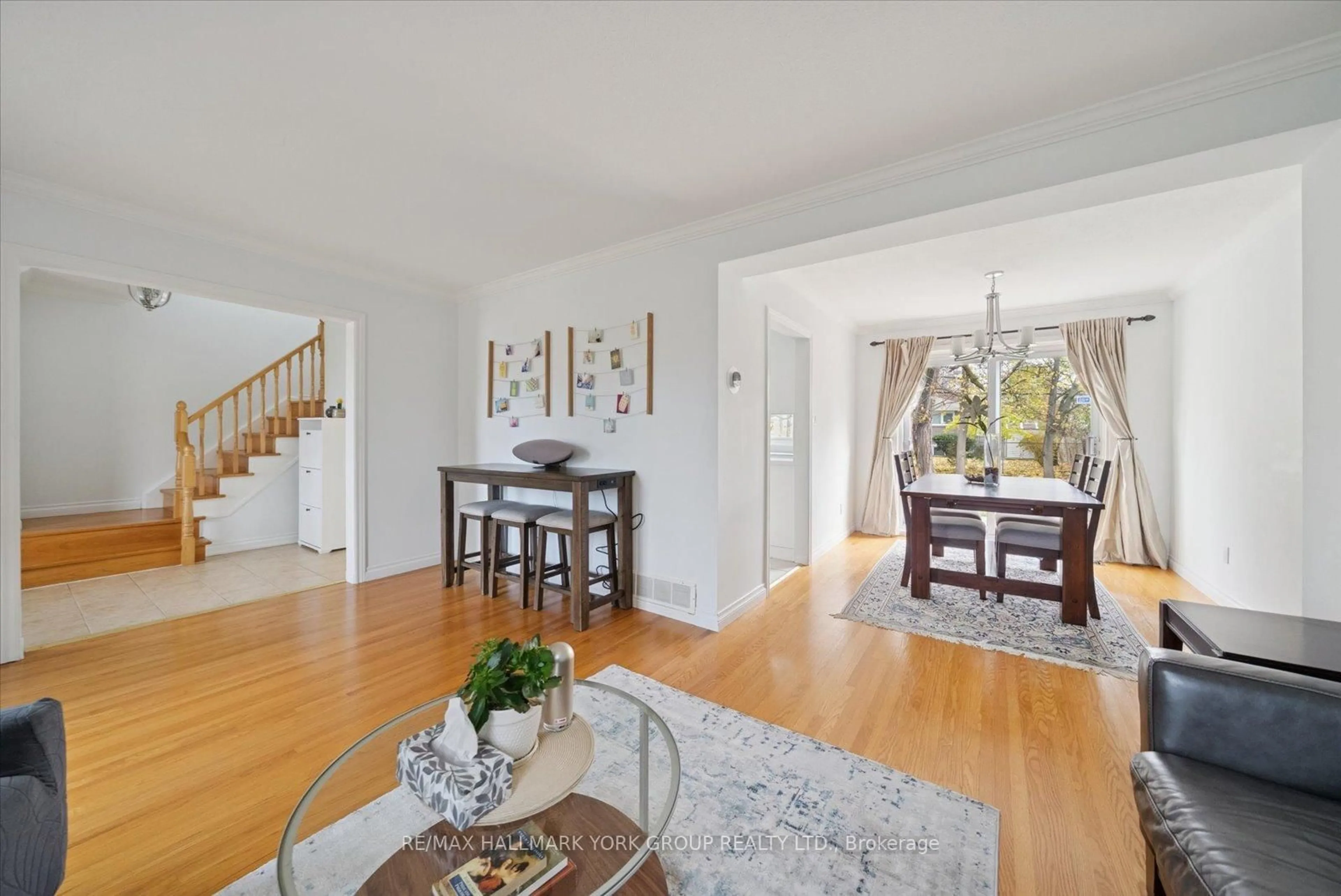 Living room with furniture, wood/laminate floor for 59 Grove Park Cres, Toronto Ontario M2J 2C7