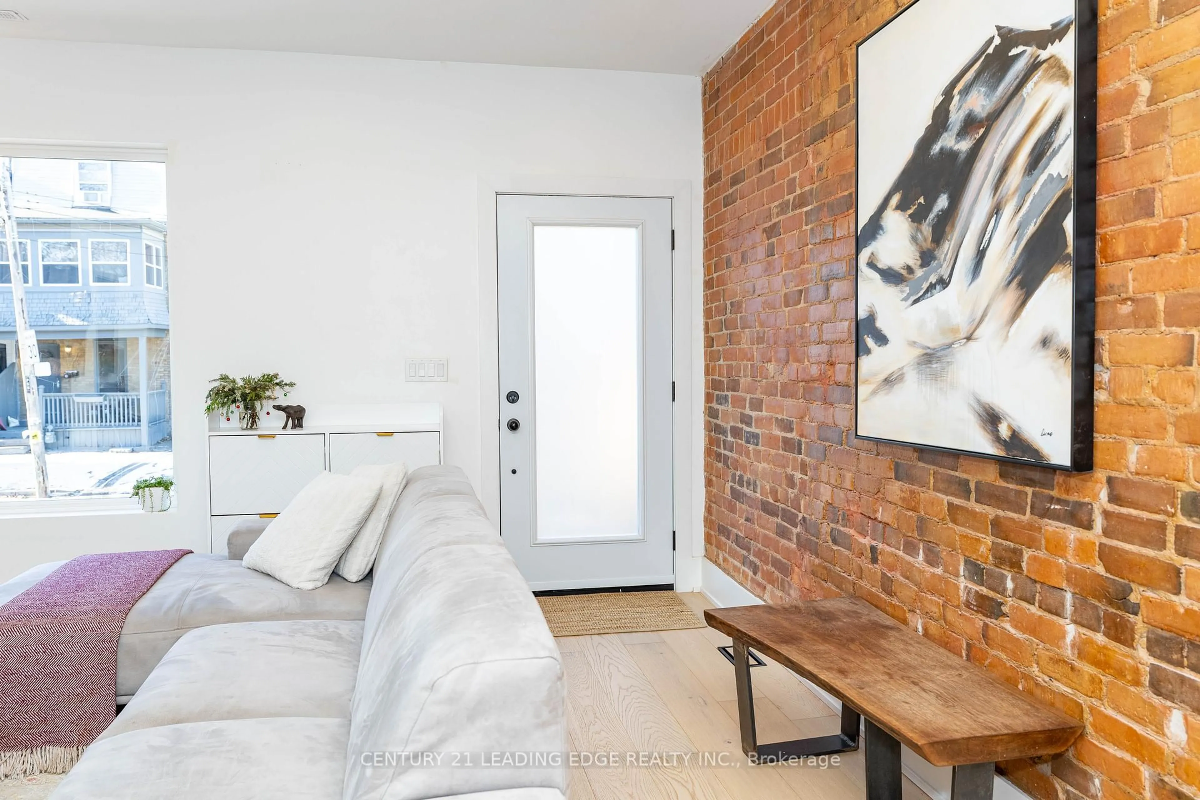 Indoor entryway for 261 Howland Ave, Toronto Ontario M5R 3B7