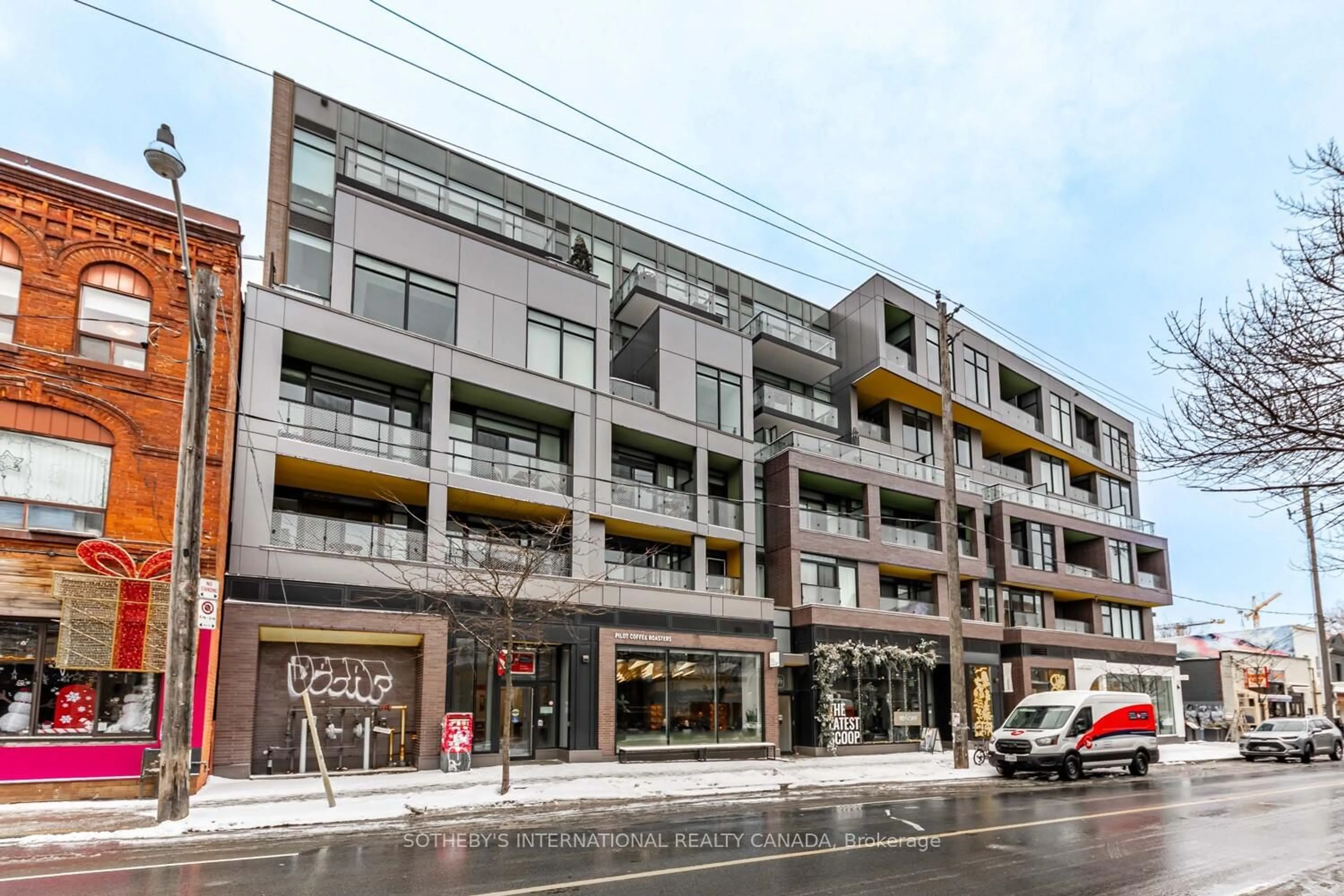 Patio, building for 109 Ossington Ave #216, Toronto Ontario M6J 0G1