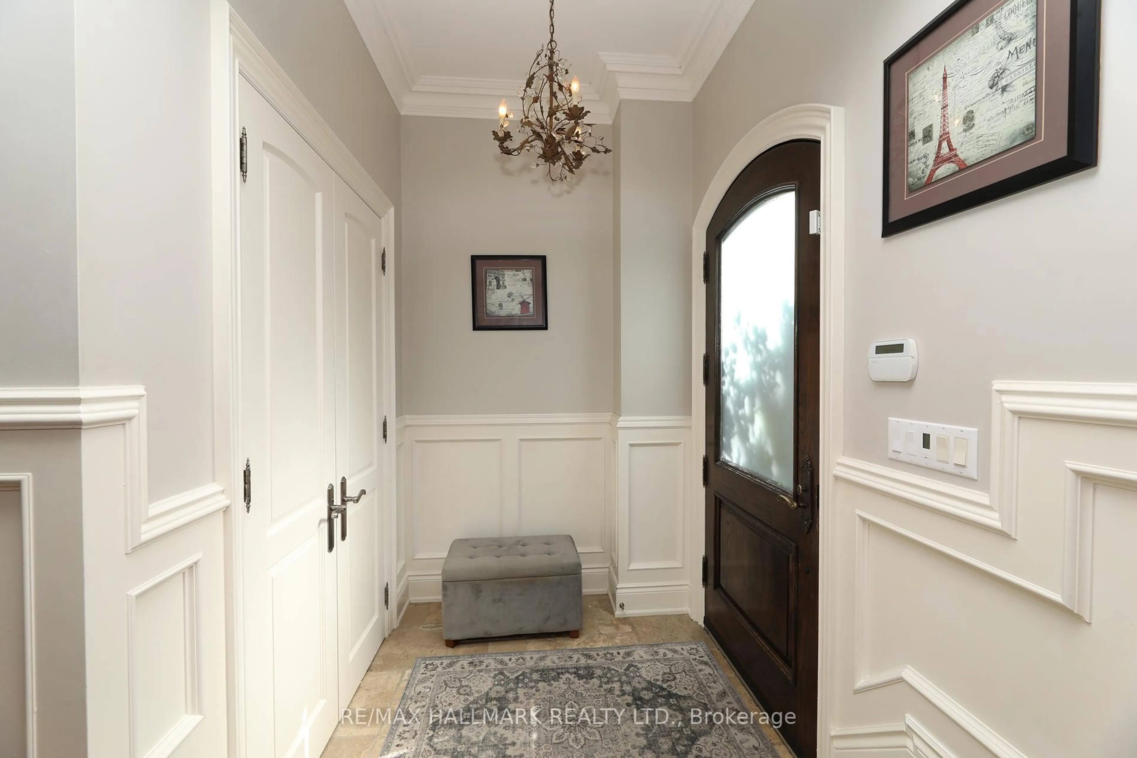 Indoor entryway for 370 Douglas Ave, Toronto Ontario M5M 1H4