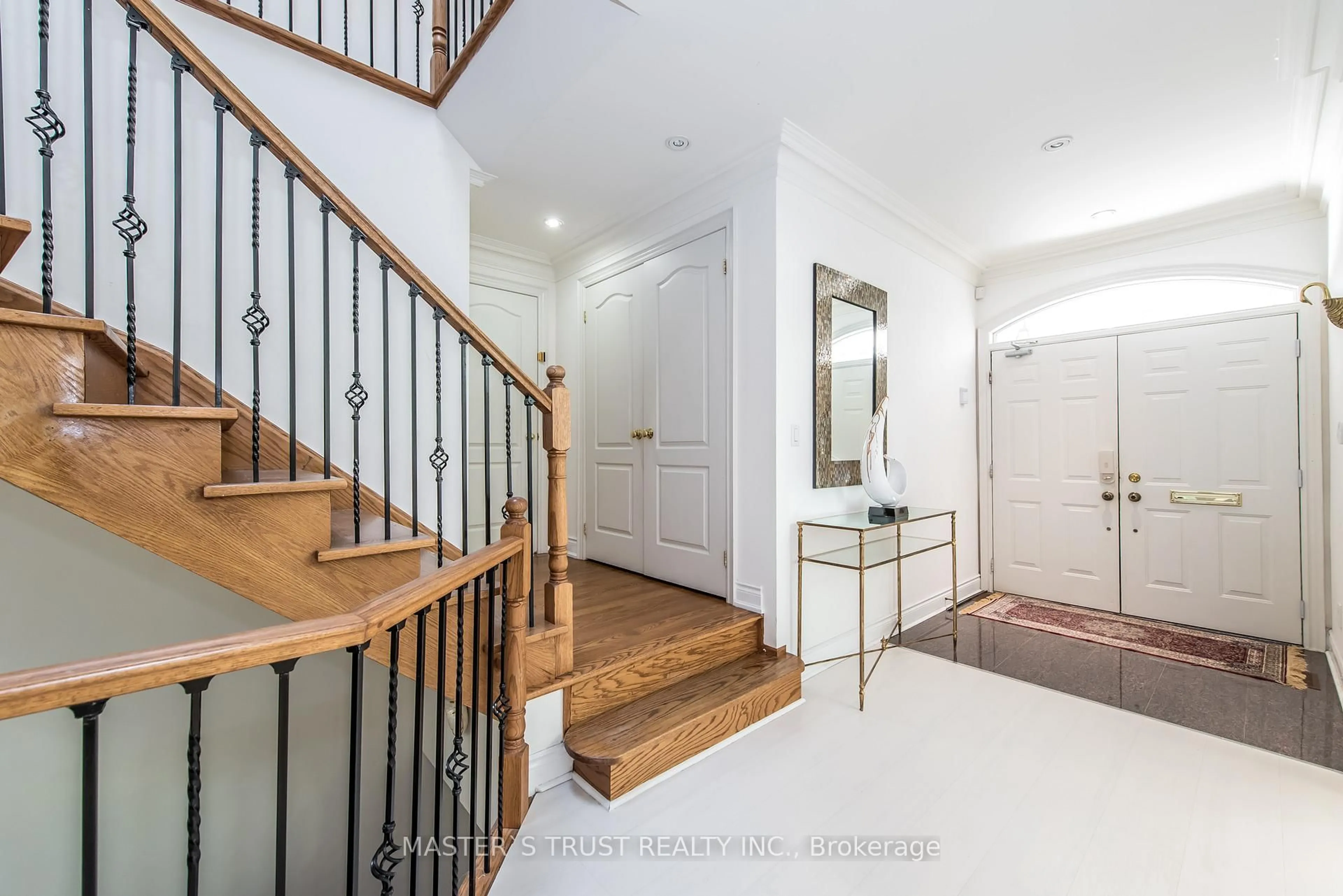 Indoor entryway for 242 Empress Ave, Toronto Ontario M2N 3T9