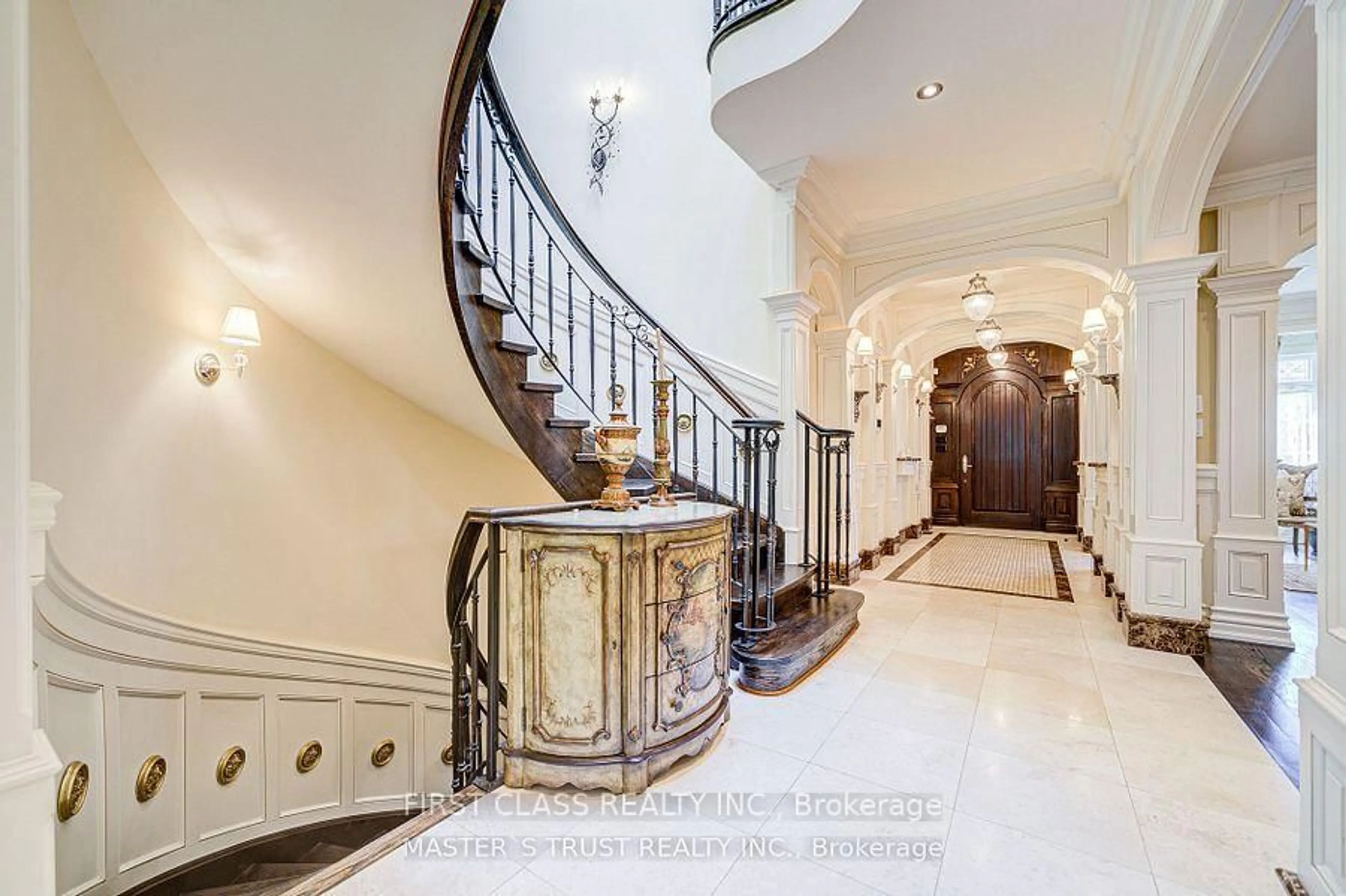 Indoor foyer for 216 Parkview Ave, Toronto Ontario M2N 3Y8