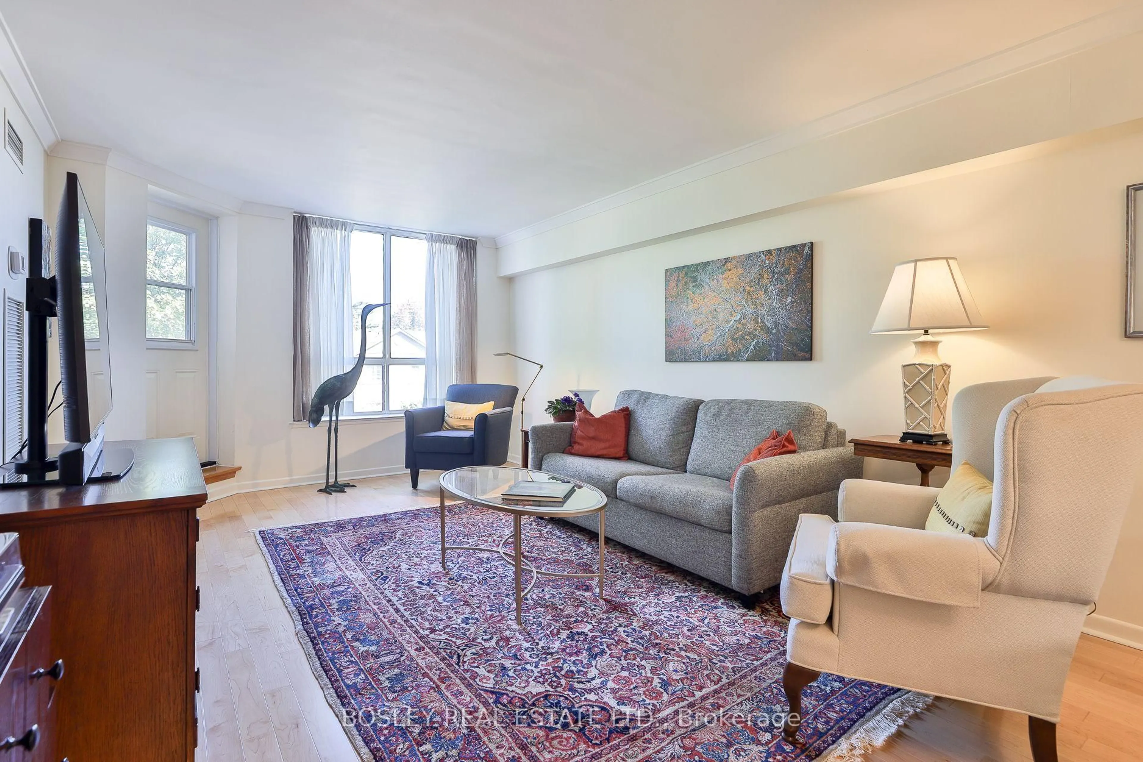 Living room with furniture, carpet floor for 955 Millwood Rd #408, Toronto Ontario M4G 4E3