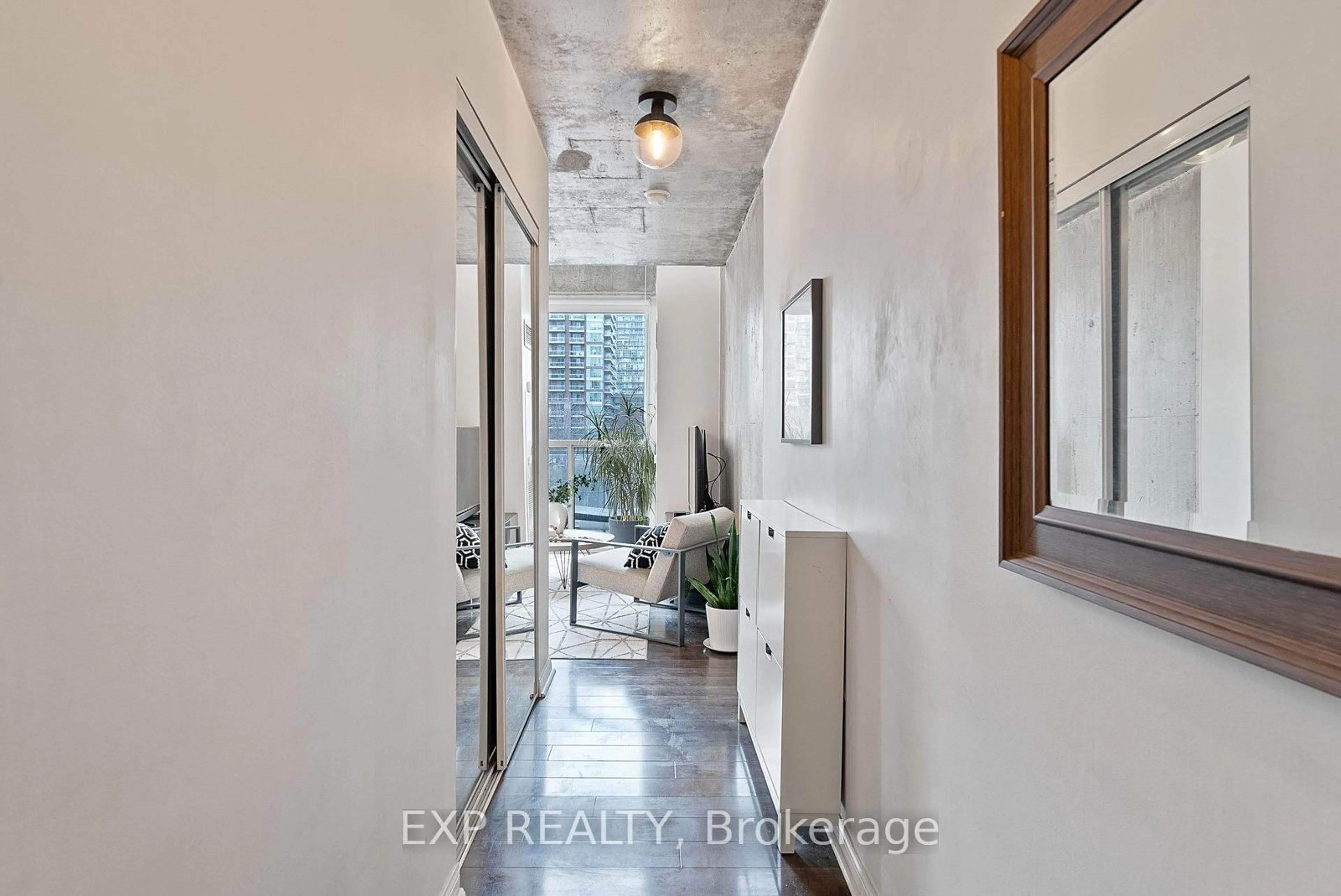 Indoor entryway for 1029 King St #401, Toronto Ontario M6K 1J7