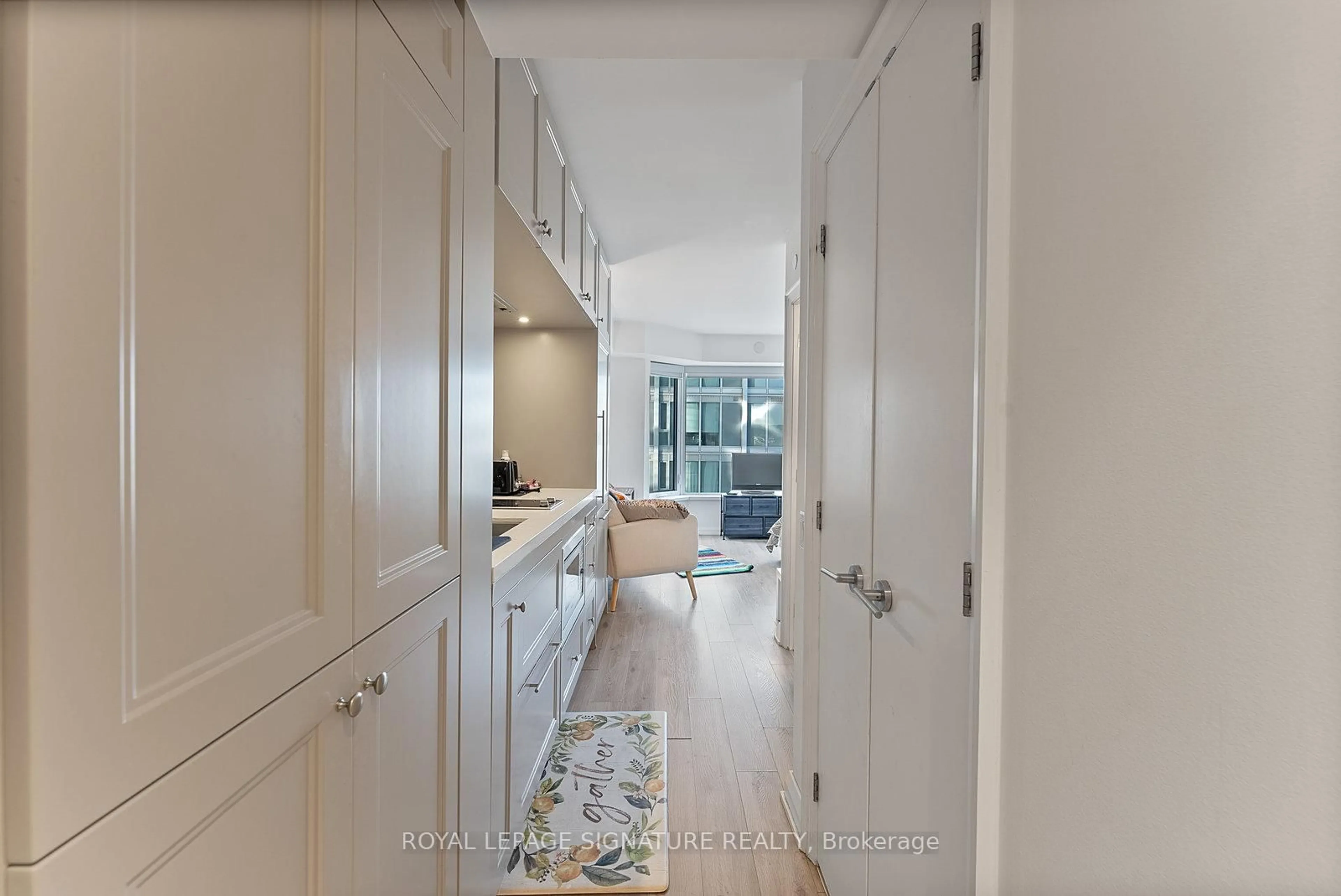 Indoor entryway for 155 Yorkville Ave #1013, Toronto Ontario M5R 0B4