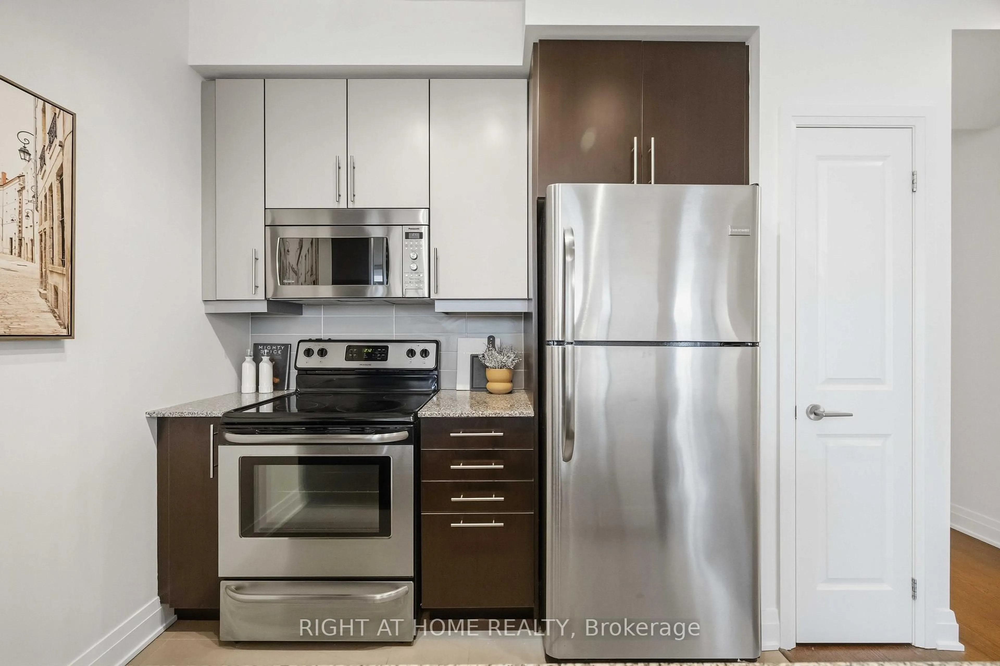 Standard kitchen, unknown for 530 St Clair Ave #909, Toronto Ontario M6C 0A2
