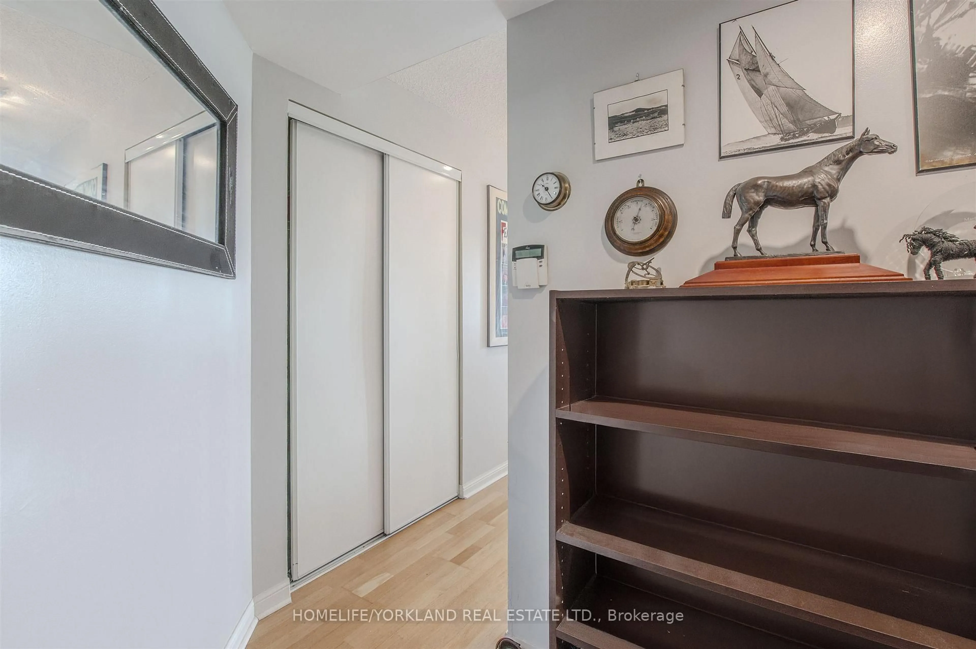 Indoor entryway for 230 Queens Quay #323, Toronto Ontario M5J 2Y7