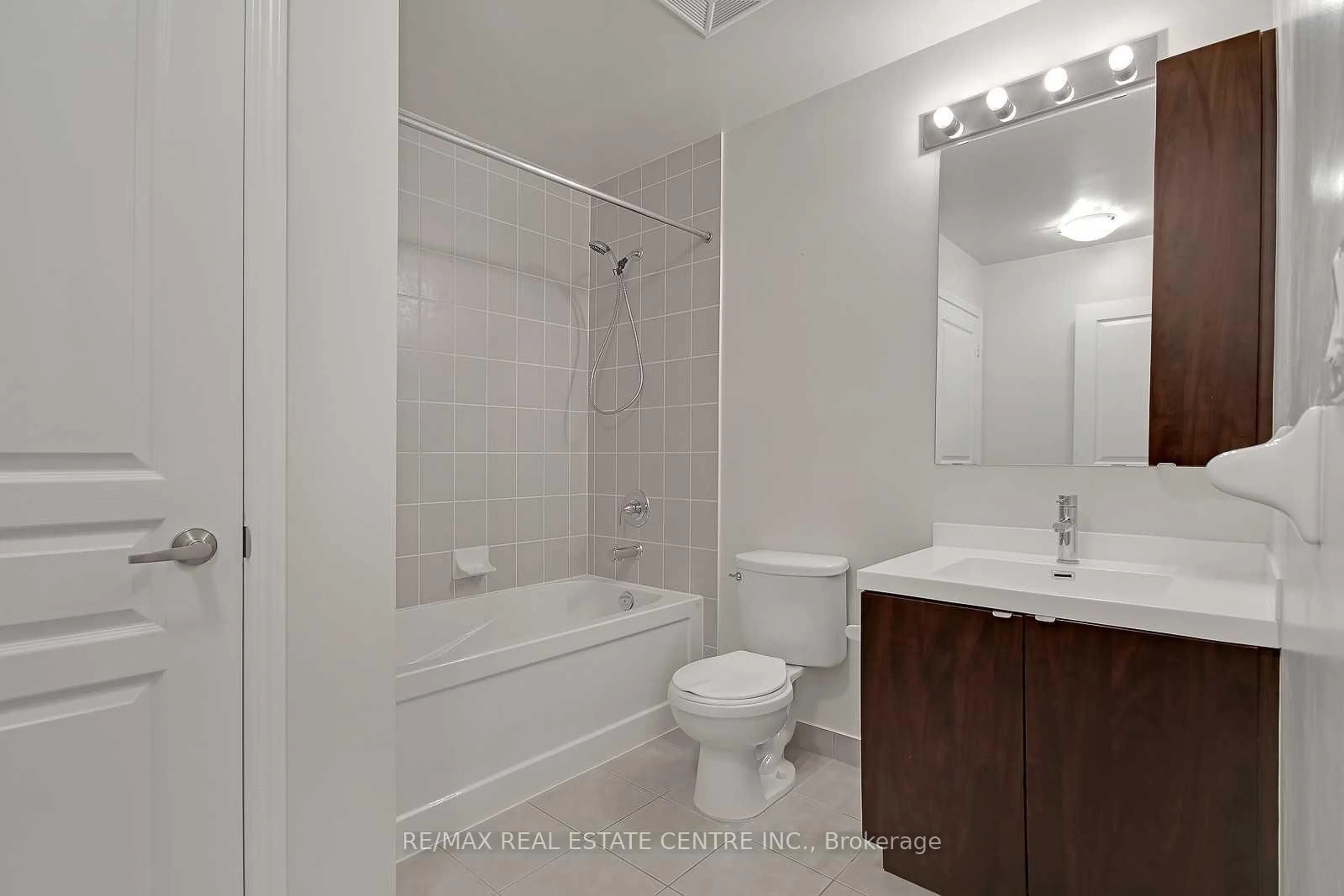 Standard bathroom, unknown for 352 Front St #1521, Toronto Ontario M5V 1B5