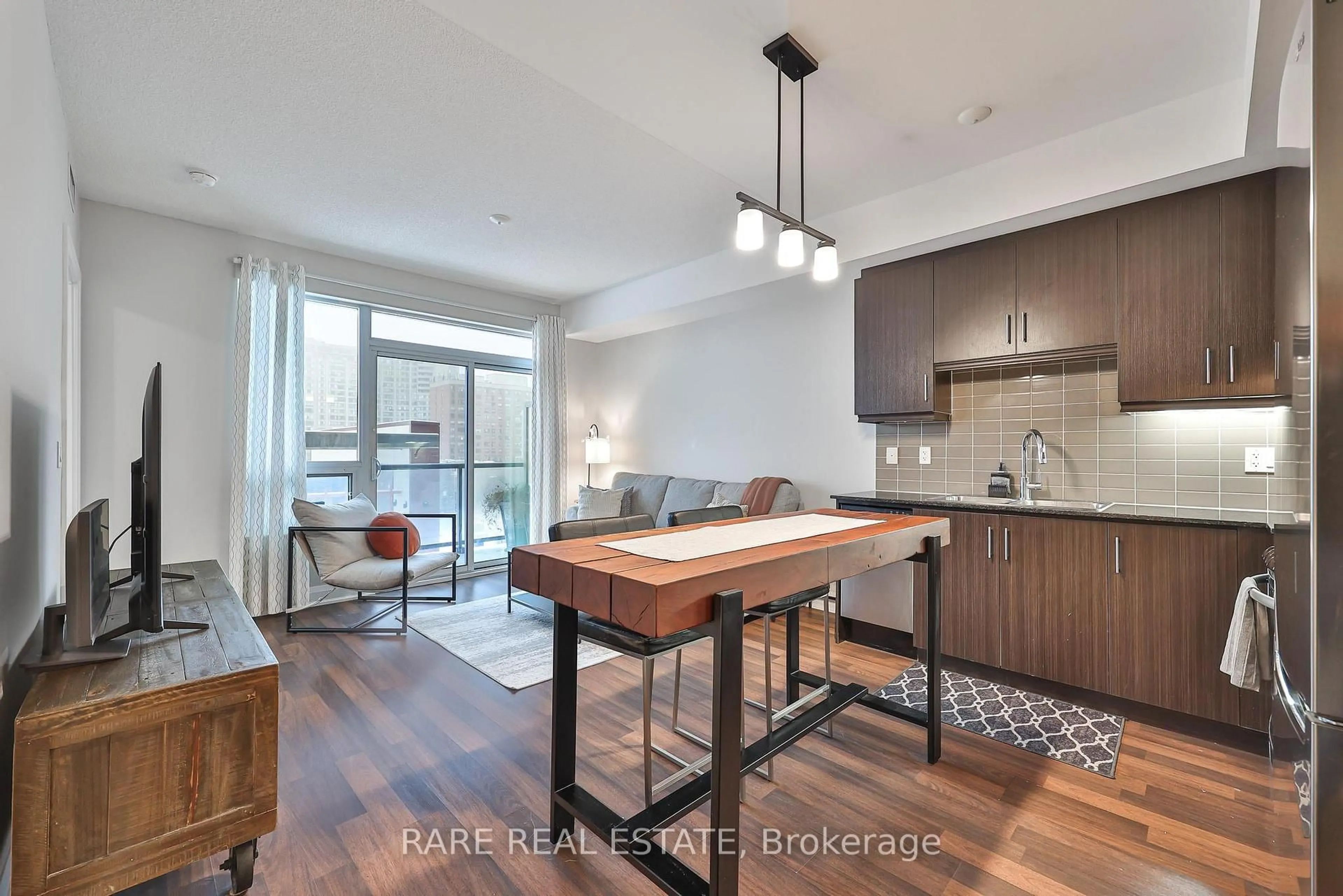Open concept kitchen, wood/laminate floor for 68 Canterbury Pl #710, Toronto Ontario M2N 0H8