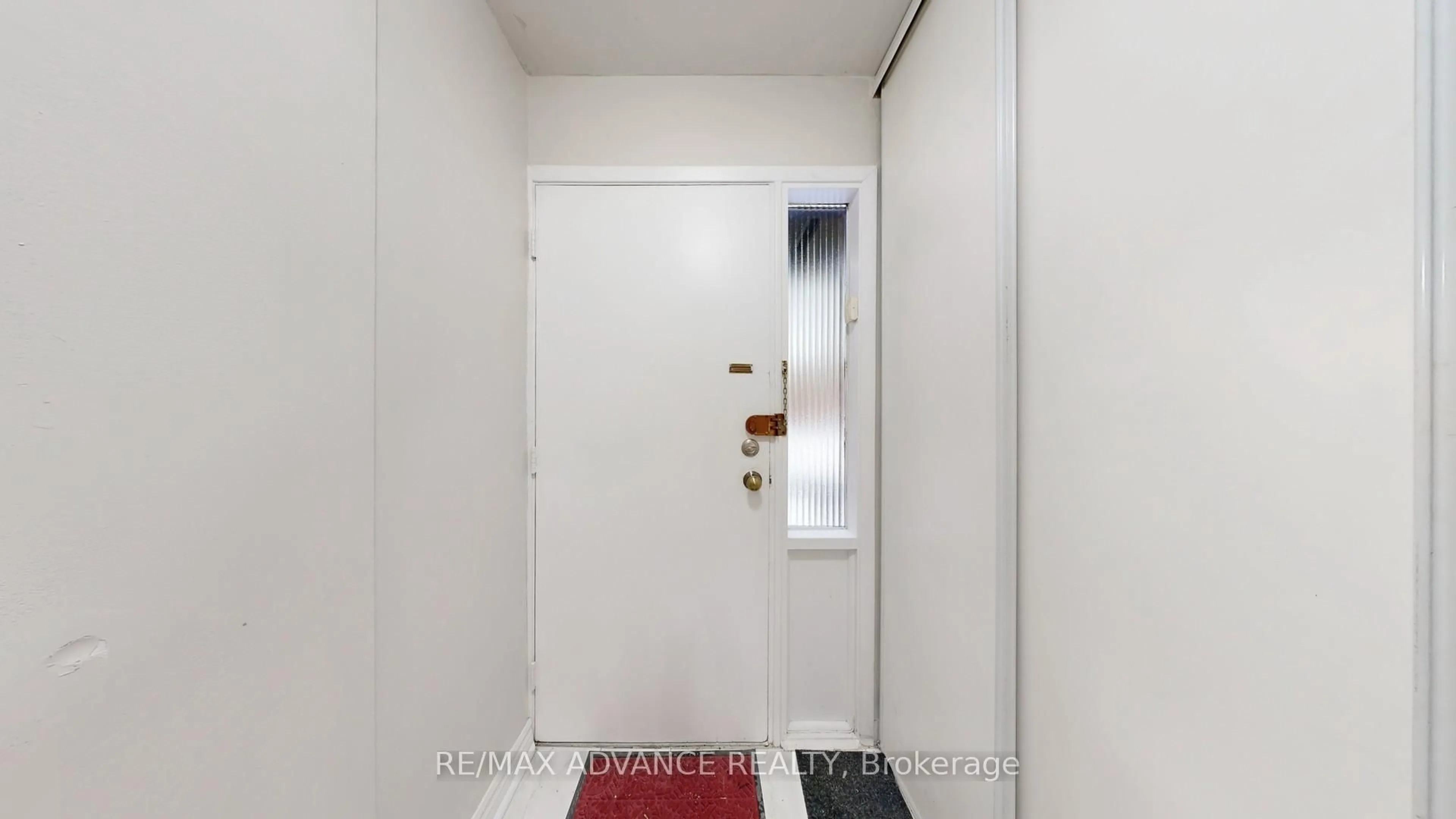 Indoor entryway for 4 Frosty Meadoway, Toronto Ontario M2H 2V6