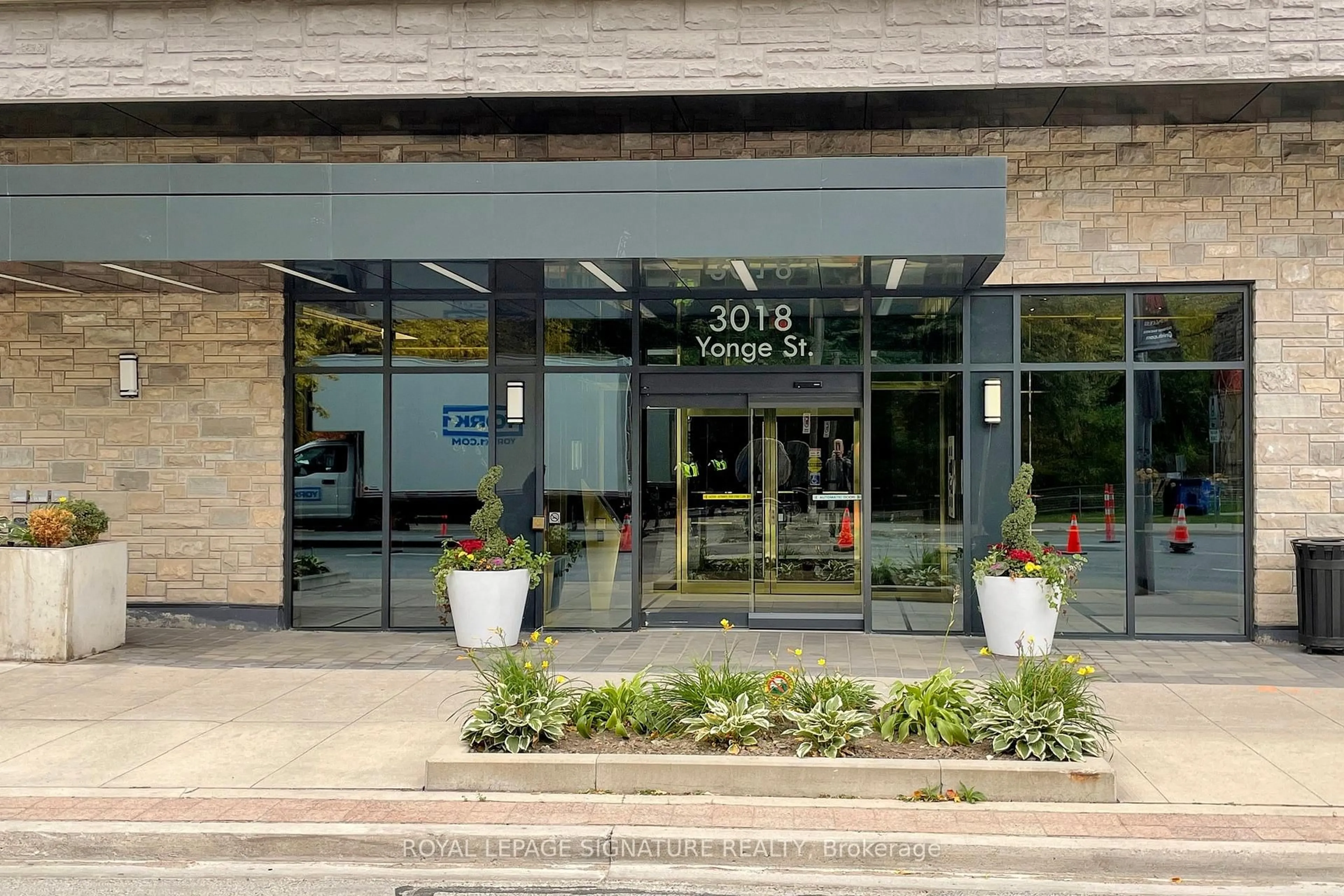 Indoor foyer for 3018 Yonge St #415, Toronto Ontario M4N 2K4