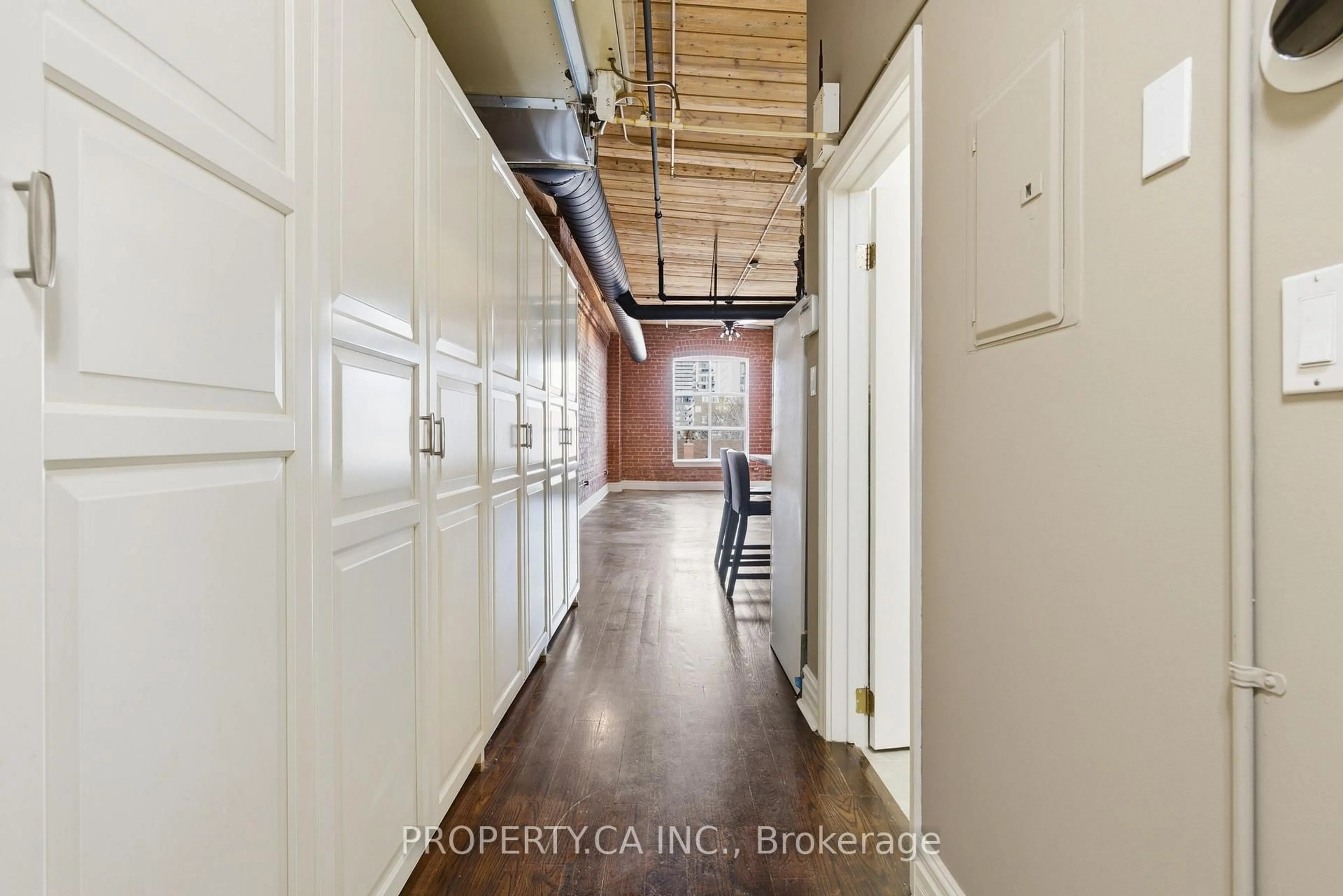 Indoor entryway for 426 Queen St #405, Toronto Ontario M5A 1T4