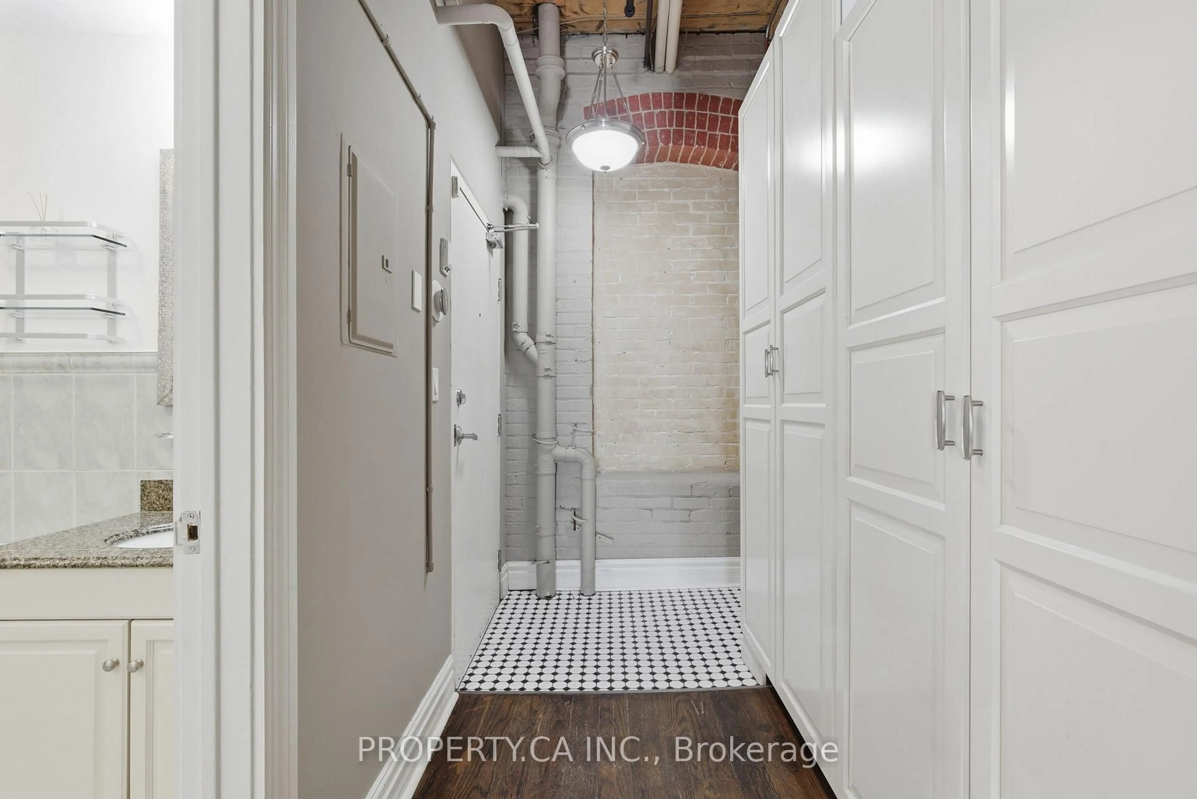 Unknown for 426 Queen St #405, Toronto Ontario M5A 1T4