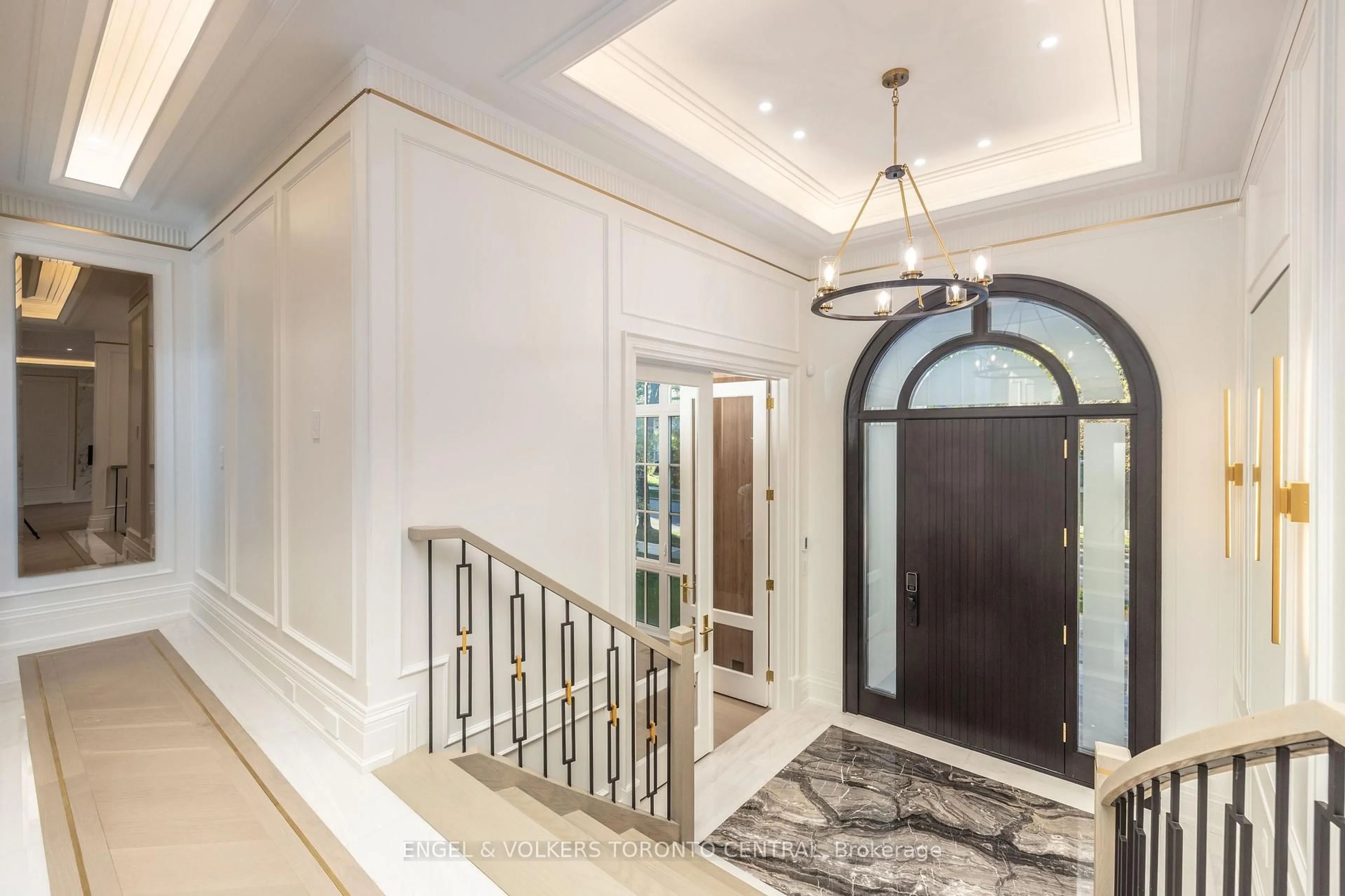 Indoor entryway for 47 Danville Dr, Toronto Ontario M2P 1J2