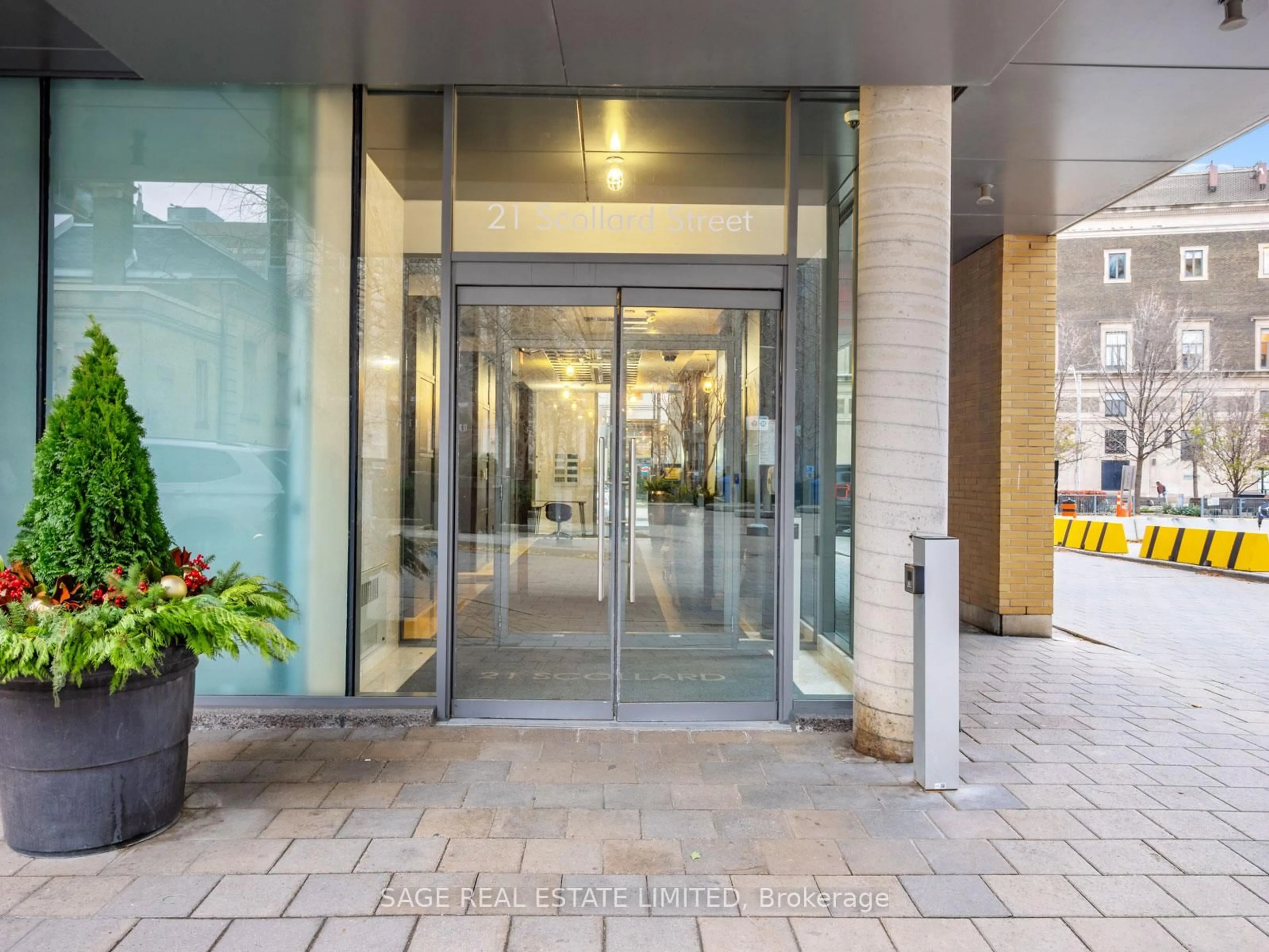 Indoor foyer for 21 Scollard St #608, Toronto Ontario M5R 1G1