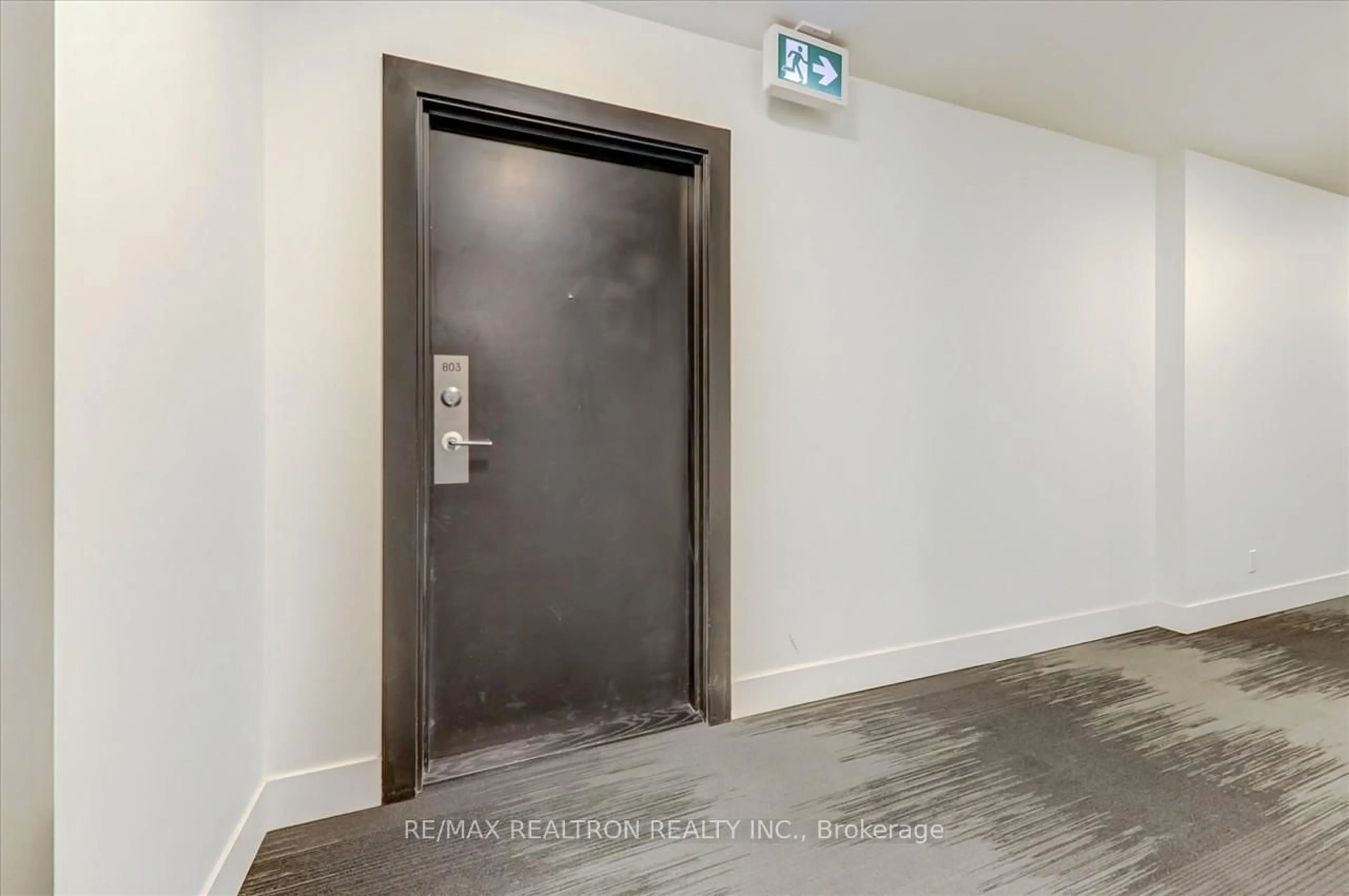 Indoor foyer for 10 Willison Sq #803, Toronto Ontario M5T 0A8
