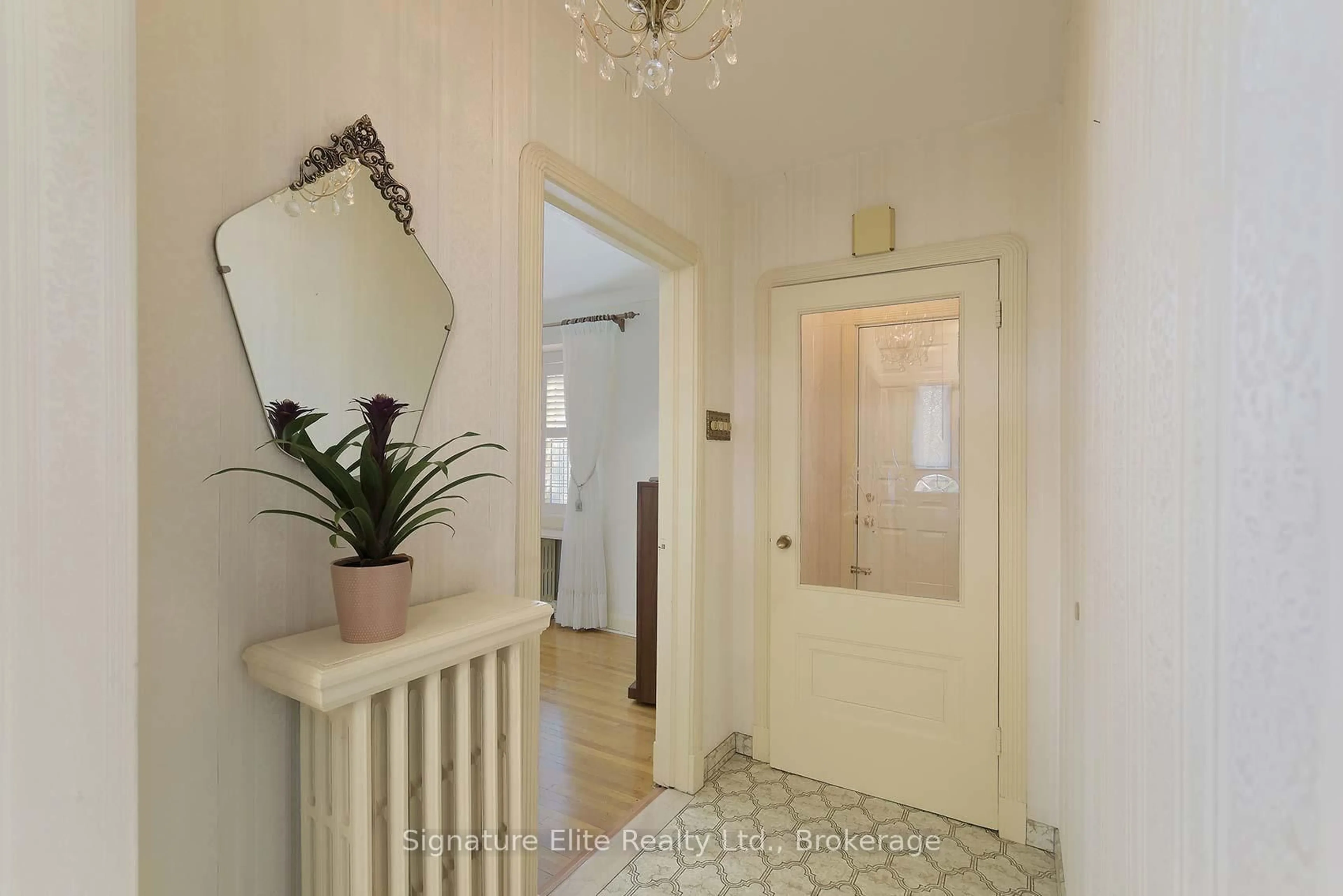 Indoor entryway for 540 Atlas Ave, Toronto Ontario M6C 3R3