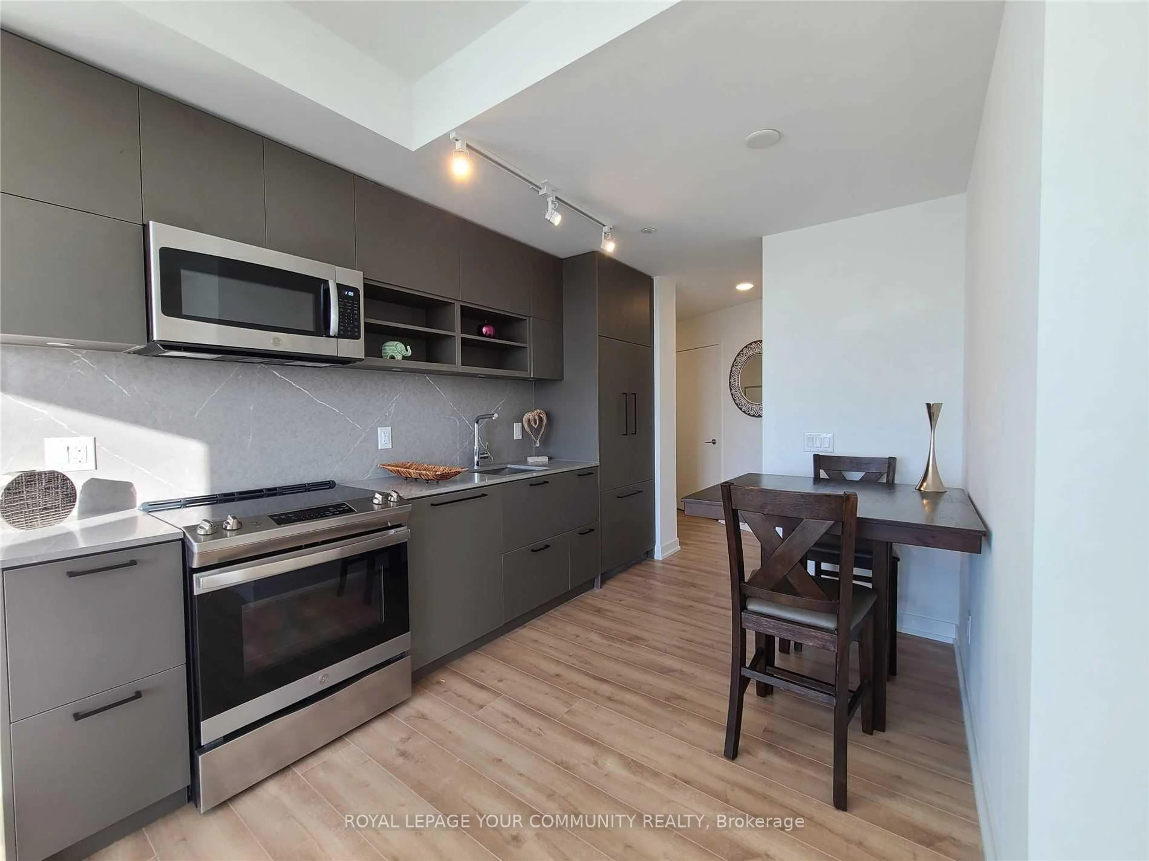 Open concept kitchen, wood/laminate floor for 135 East Liberty St #1503, Toronto Ontario M6K 0G7