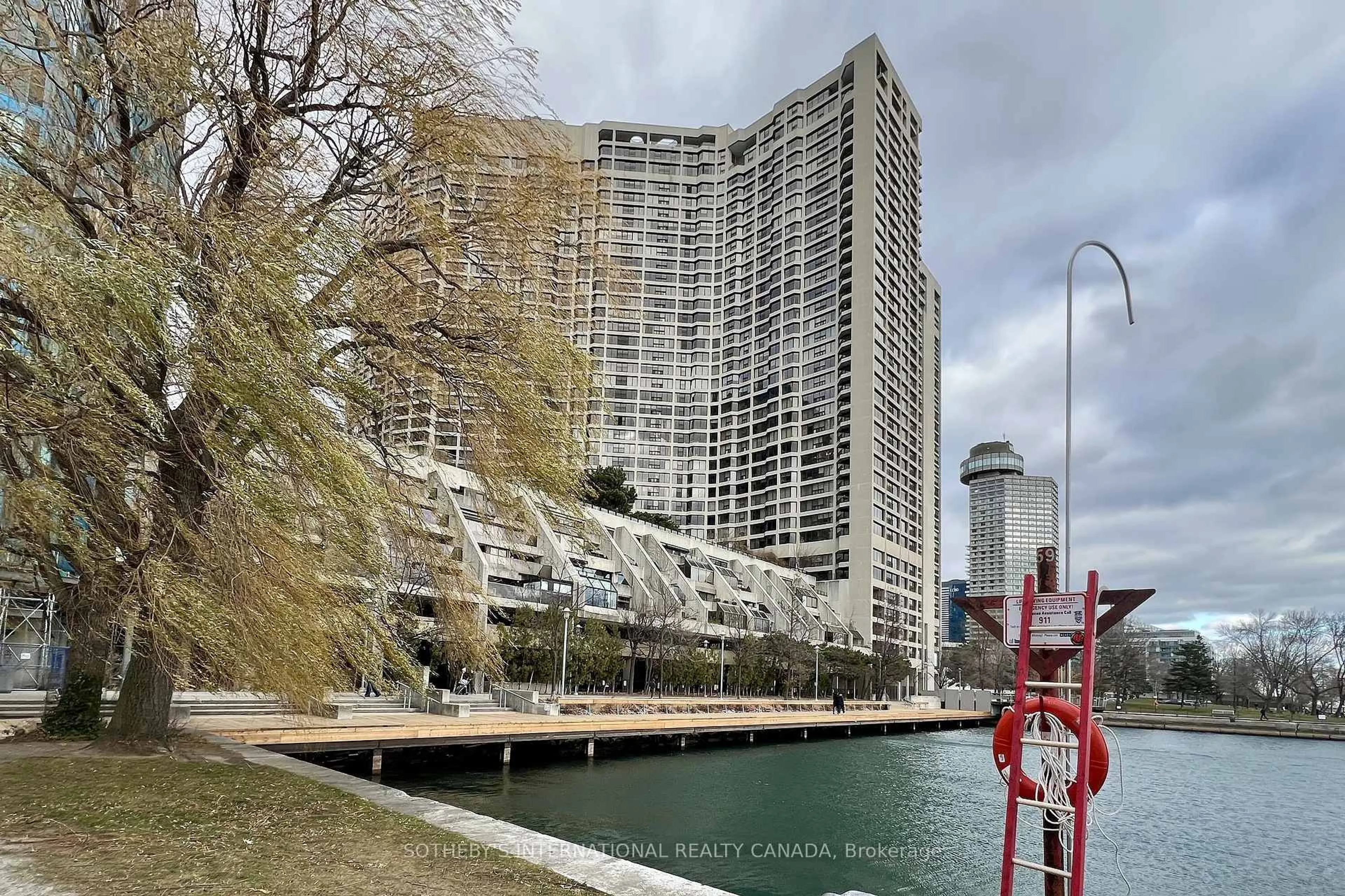 Blurry image for 55 Harbour Sq #1414, Toronto Ontario M5J 2L1