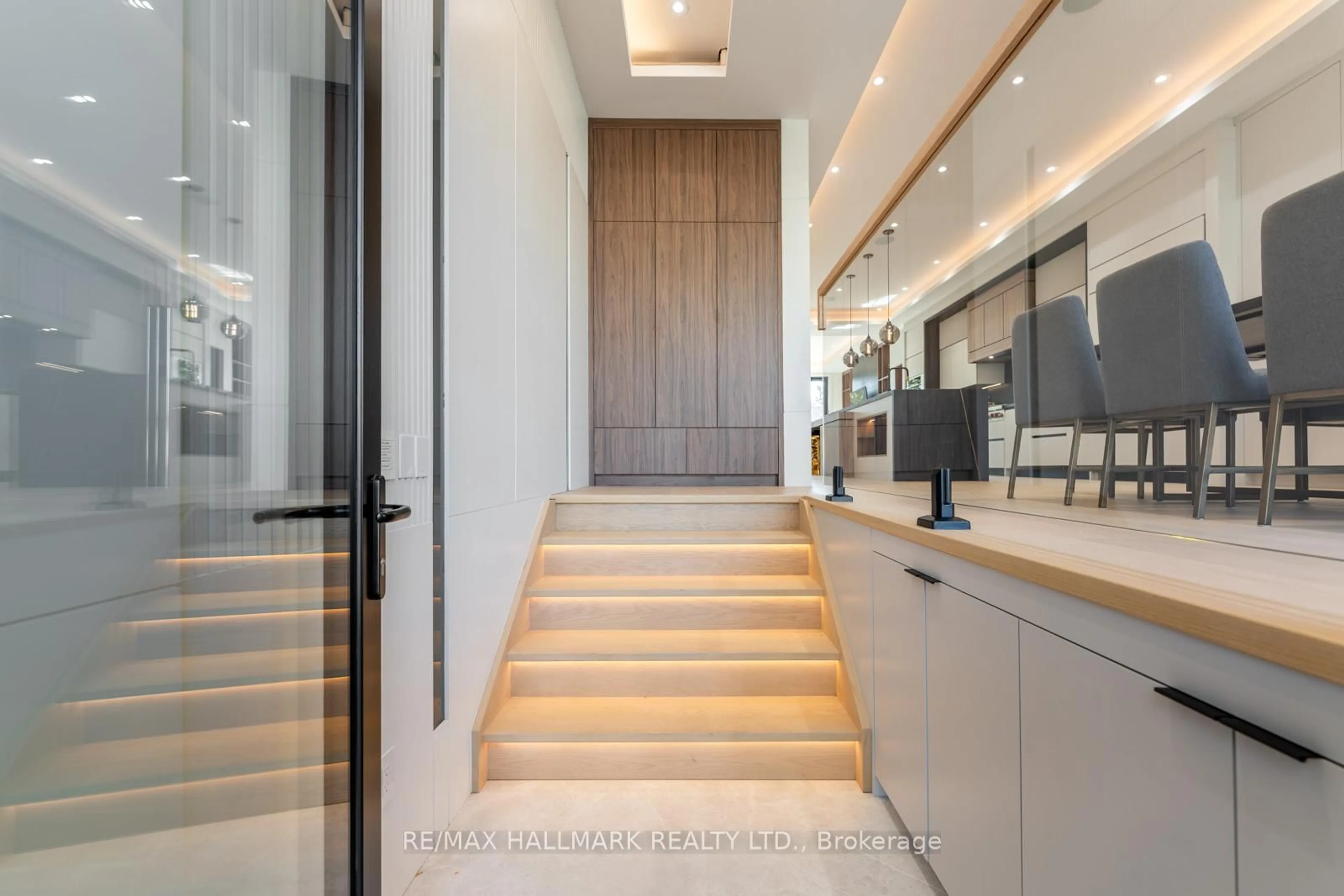 Indoor entryway for 359 Cranbrooke Ave, Toronto Ontario M5M 1N2