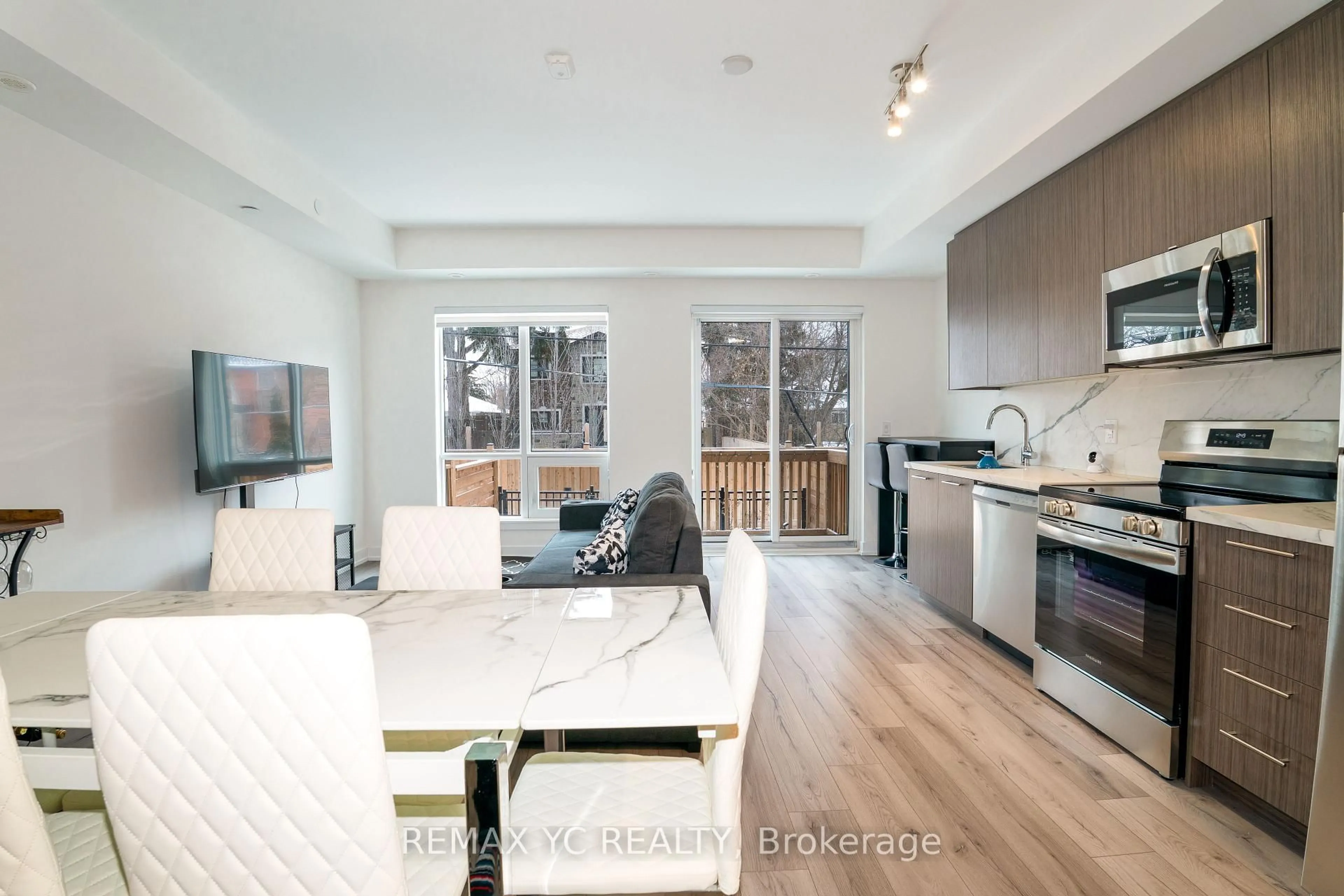 Open concept kitchen, wood/laminate floor for 851 Sheppard Ave #TH20, Toronto Ontario M3H 0G2